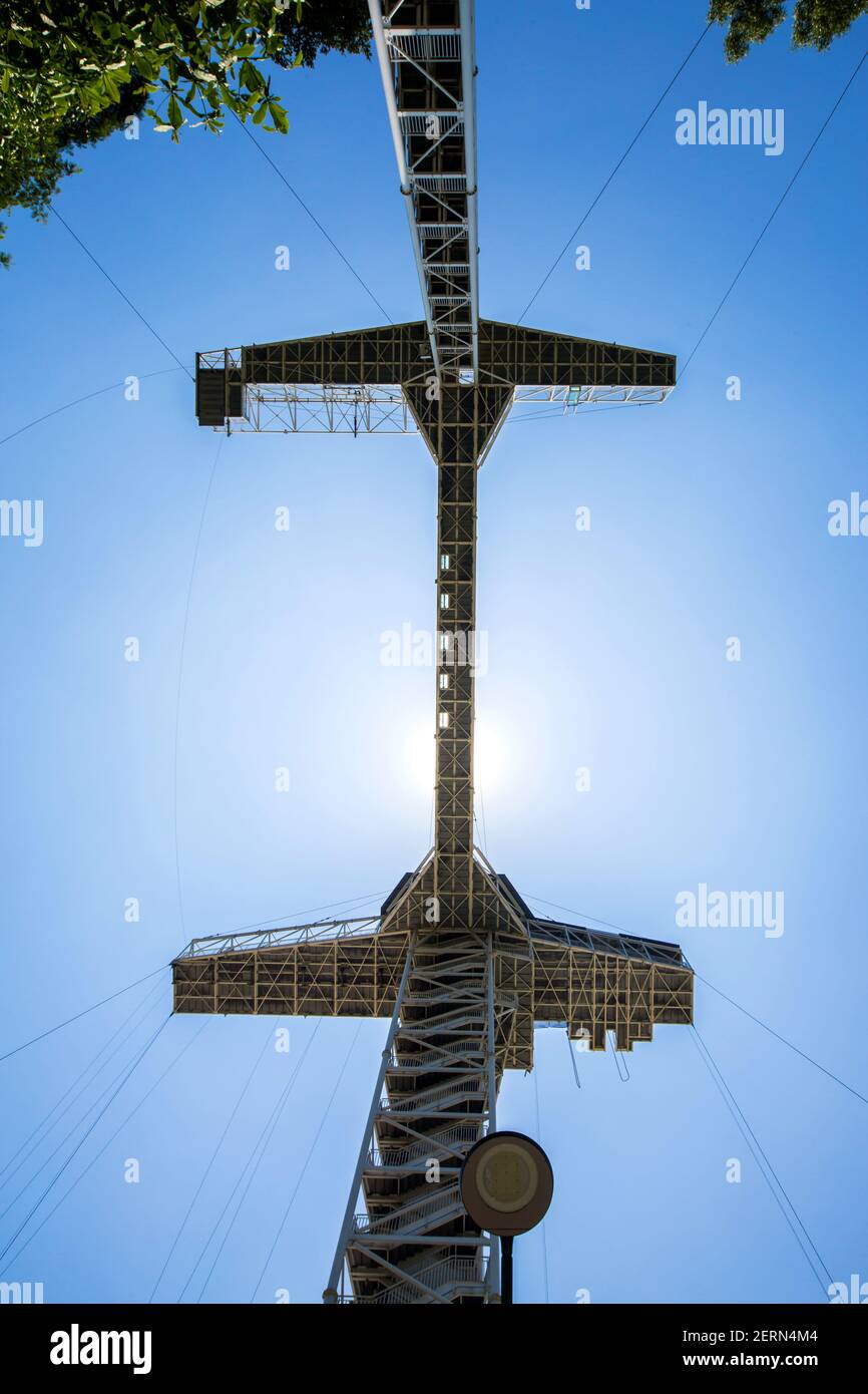 Vista verticale. Progettazione di torri bungee jump, sull'isola di Sentosa, Singapore. Sole a metà pomeriggio. Un'avventura per gli amanti del brivido per vivere l'altezza. Foto Stock