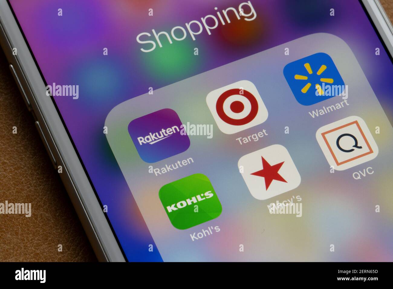 L'app mobile Rakuten è presente tra le altre app per lo shopping su un iPhone. Rakuten lavora in negozi come Target, Walmart, Kohl's, Macy's, OVC, e simili. Foto Stock