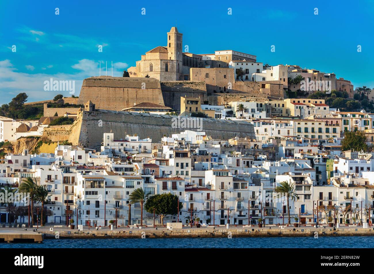 Ibiza, Spagna - 13 marzo 2019: Vista panoramica della città di Ibiza. Possiamo vedere il bar di 'San Marina' caratterizzato dalle sue case bianche. Nella parte superiore Foto Stock