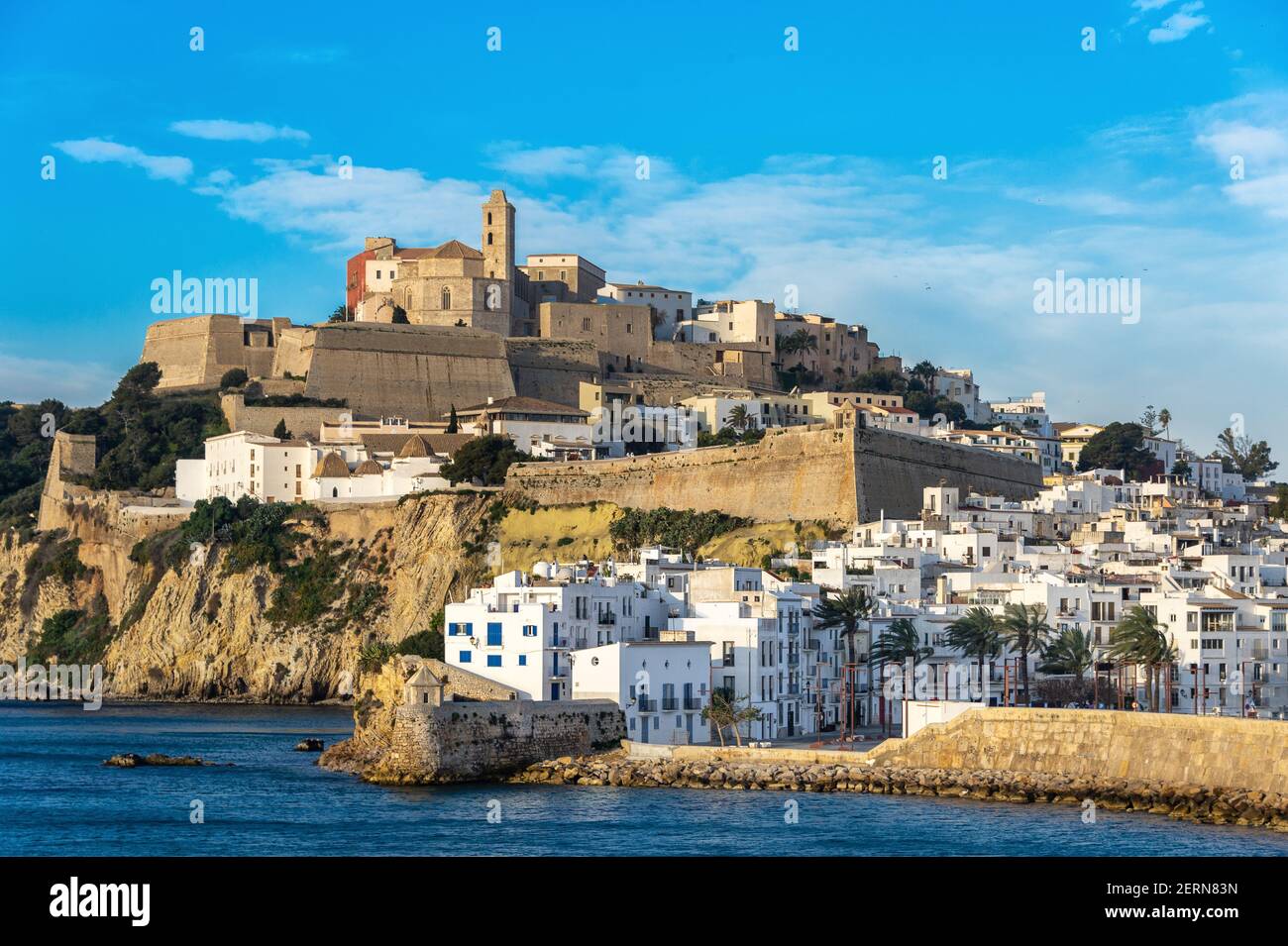 Ibiza, Spagna - 13 marzo 2019: Vista panoramica della città di Ibiza. Possiamo vedere il bar di 'San Marina' caratterizzato dalle sue case bianche. Nella parte superiore Foto Stock