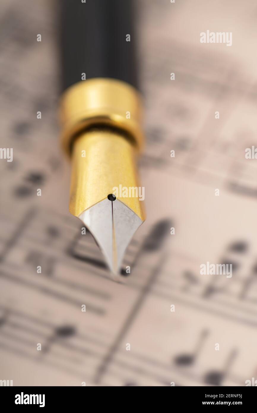 Penna stilografica sul foglio di musica Foto Stock