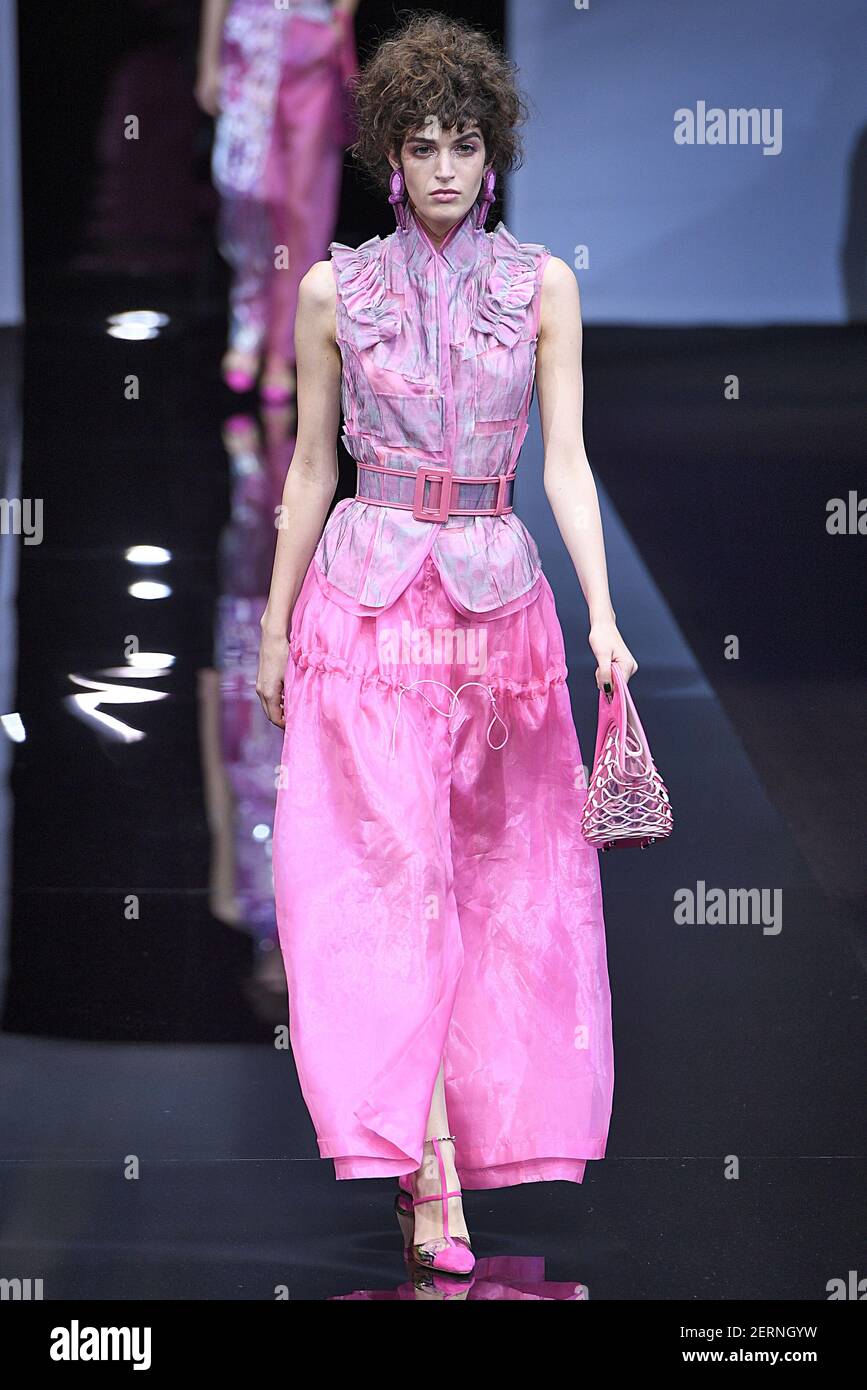 Model cammina sulla pista durante la sfilata di moda Giorgio Armani durante  la settimana della Moda
