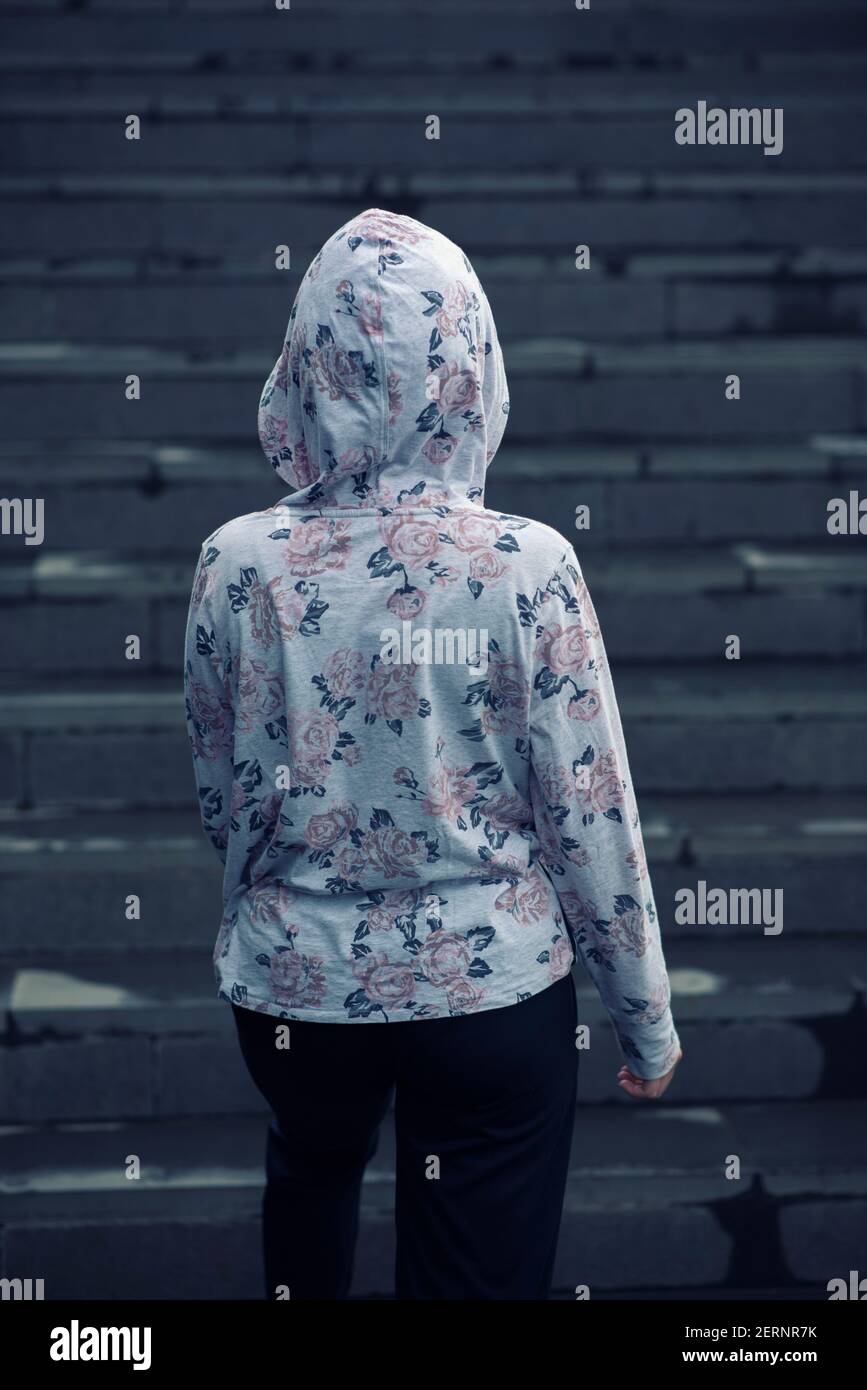 Vista posteriore della femmina agganciata sulle scale Foto Stock