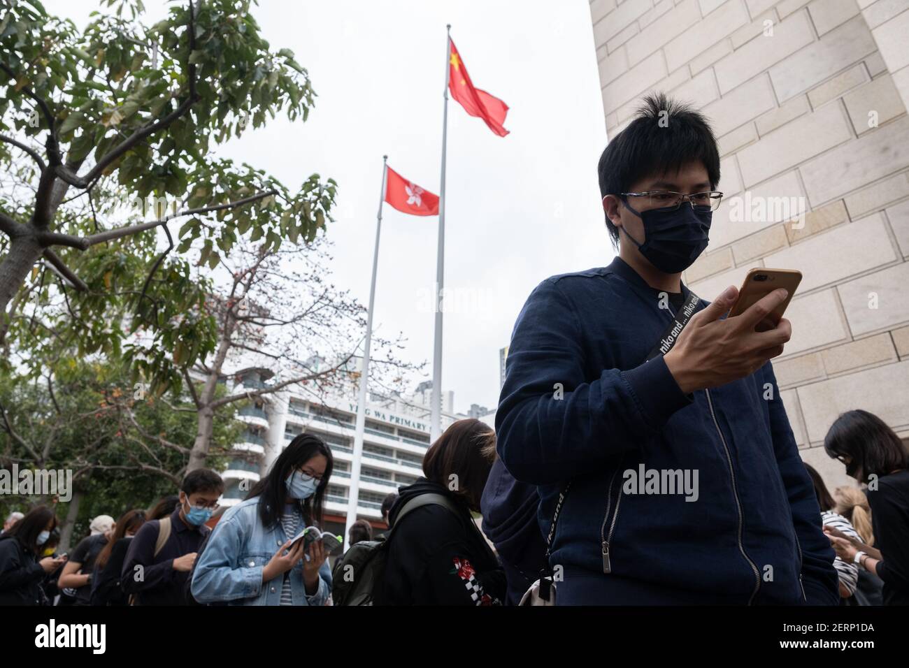 I sostenitori di attivisti favorevoli alla democrazia si allineano fuori dalla West Kowloon Court. 47 attivisti pro-democrazia di Hong Kong accusati di cospirazione per sovvertire il potere statale ai sensi della legge sulla sicurezza nazionale presenziano alla loro prima udienza di corte mentre migliaia di sostenitori si riuniscono fuori del tribunale per esprimere solidarietà. Foto Stock