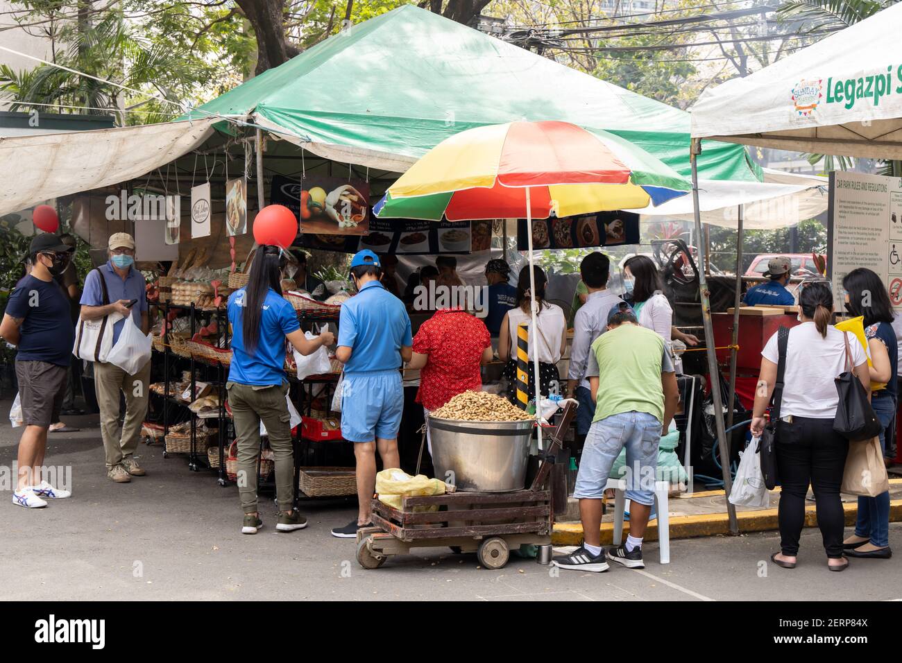 Feb 14, 2021 Legaspi villaggio Domenica mercato scenario a Makati città, Metro Manila, Filippine Foto Stock