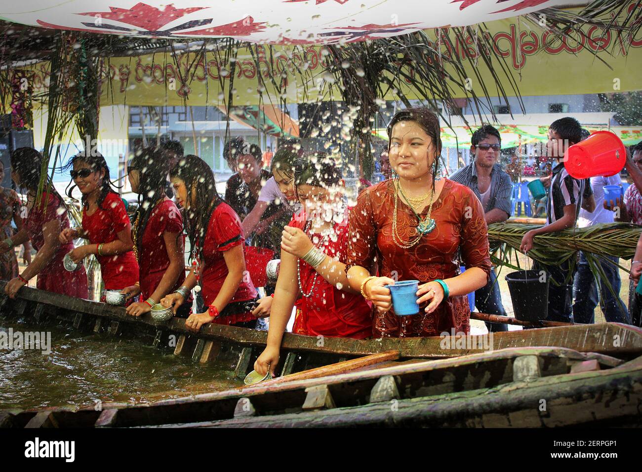 L'etnia Rakhaine comunità, nel quartiere Patiakhali, festeggia tre giorno Festival dell'acqua come una parte del loro nuovo anno celebrazione da 21a 23 A Foto Stock