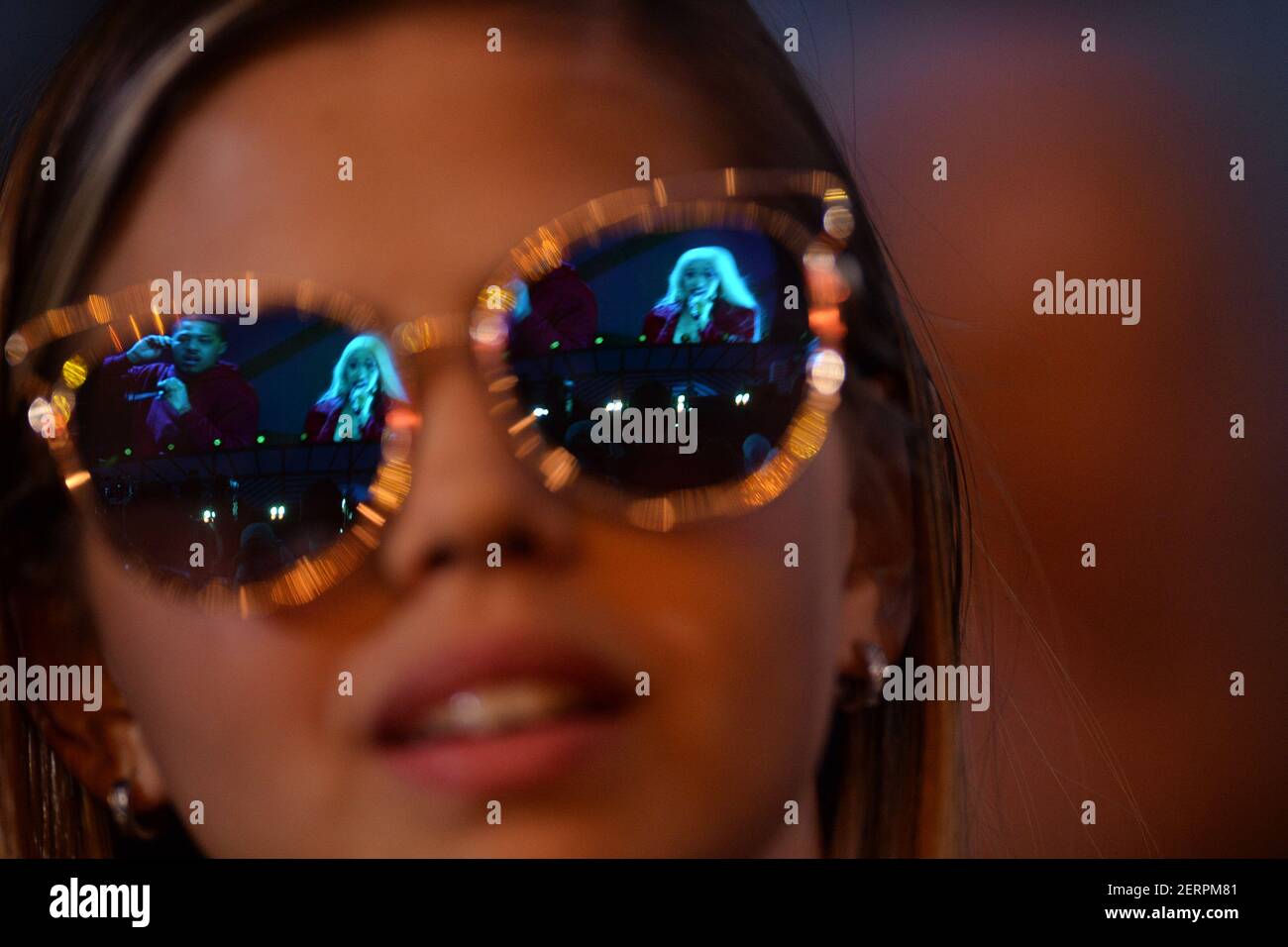 La cantante Cardi B è vista riflessa negli occhiali da sole specchiati di  un goer del festival mentre si esibisce durante il Global Citizen Festival  2018 sul Great Lawn a Central Park,
