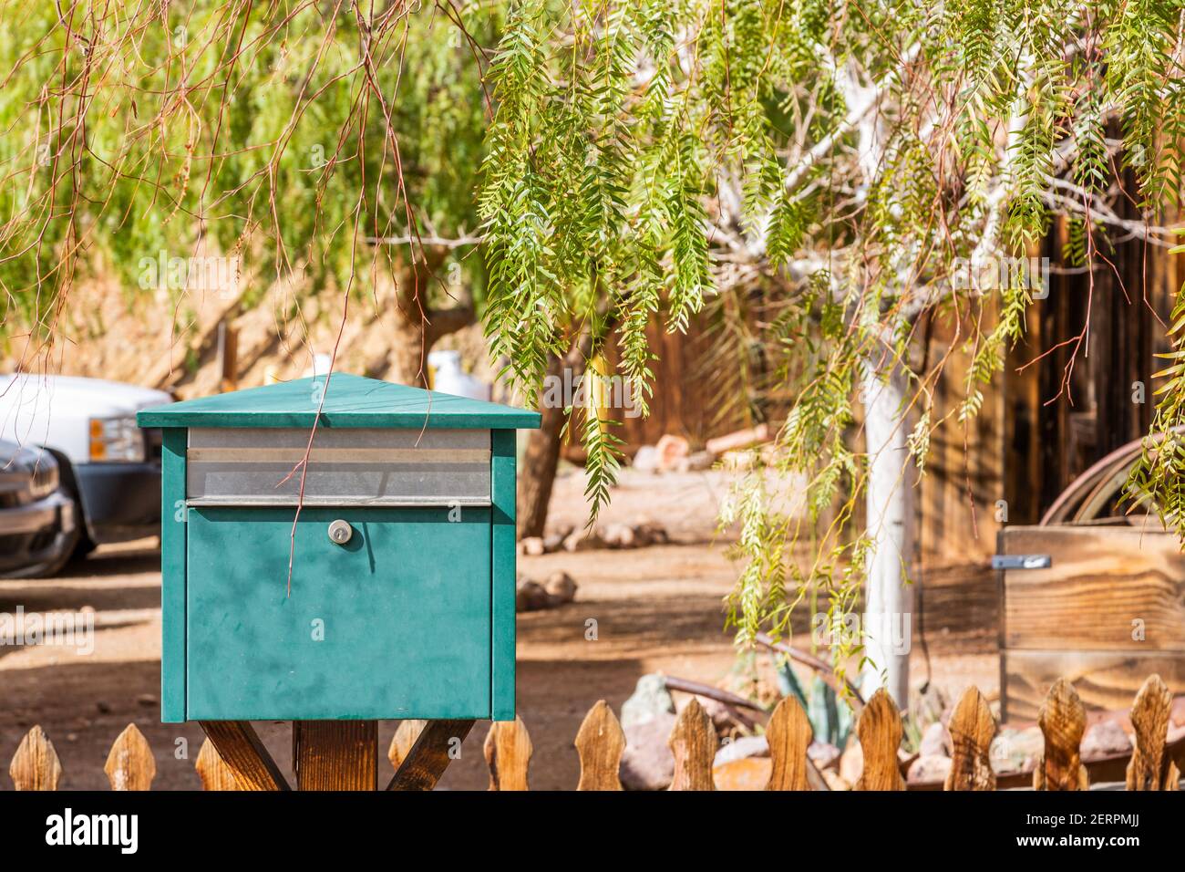 Immagine della vecchia casella postale verde senza iscrizione con spazio per iscrizioni proprie Foto Stock