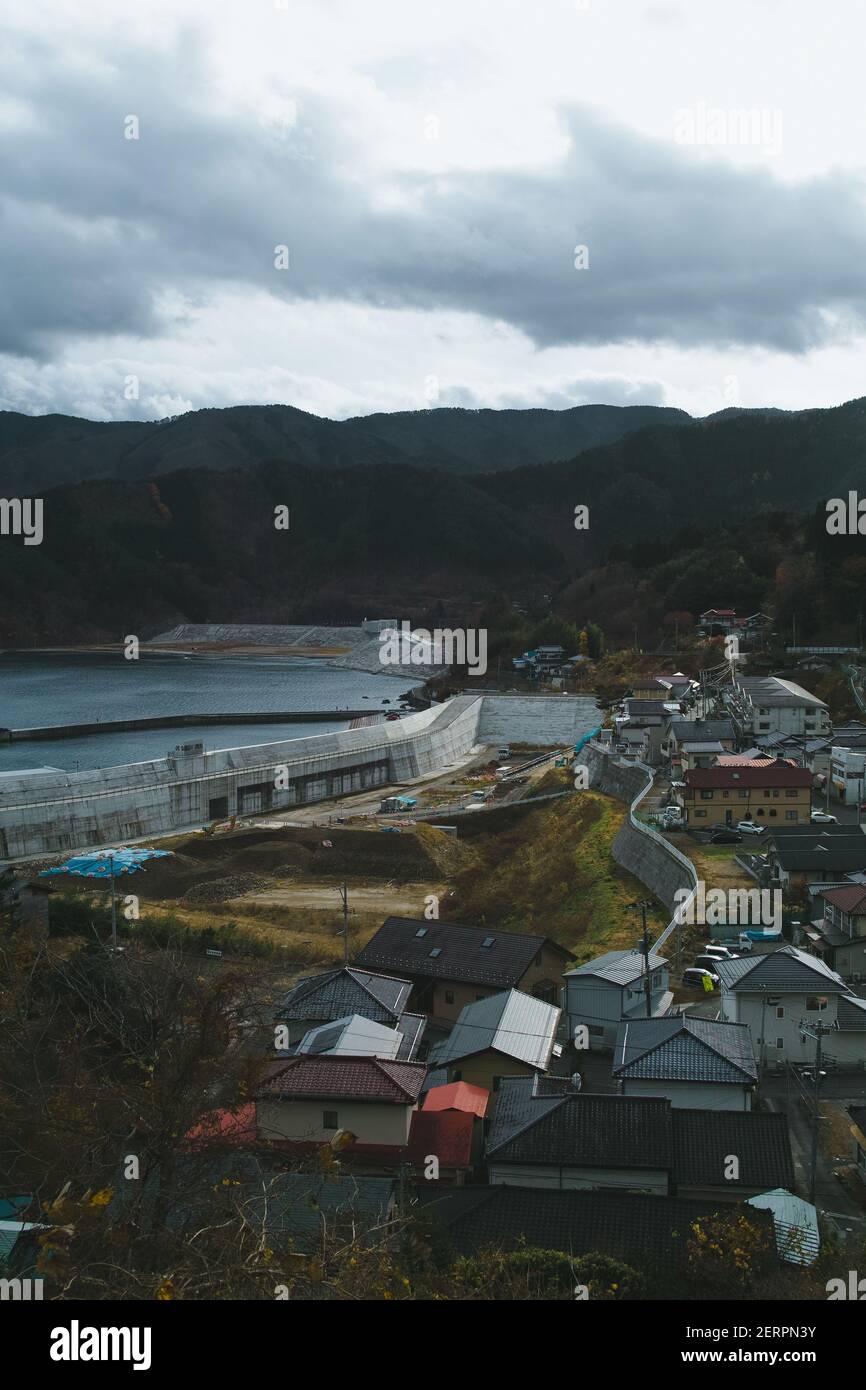 Ammira le mura del mare al villaggio toni, nell'area della città di Kamaishi, il 22 novembre 2020 a Iwate, Giappone. Quasi 10 anni dopo il terremoto dell'M9 e lo tsunami devastante, Tohoku (Giappone del Nord Est) è protetto da un massiccio muro di mare. Dalla prefettura di Fukushima alla prefettura di Iwate, più di 300 km di barriera d'onda sono già finiti. Il muro è alto da 3 metri a 15 metri. 22 novembre 2020 Credit: Nicolas Datiche/AFLO/Alamy Live News Foto Stock