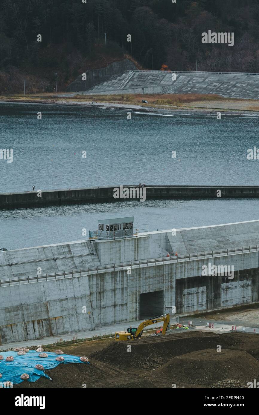 Vista delle mura del villaggio toni, area della città di Kamaishi il 22 novembre 2020 a Iwate, Giappone. Quasi 10 anni dopo il terremoto dell'M9 e lo tsunami devastante, Tohoku (Giappone del Nord Est) è protetto da un massiccio muro di mare. Dalla prefettura di Fukushima alla prefettura di Iwate, più di 300 km di barriera d'onda sono già finiti. Il muro è alto da 3 metri a 15 metri. 22 novembre 2020 Credit: Nicolas Datiche/AFLO/Alamy Live News Foto Stock