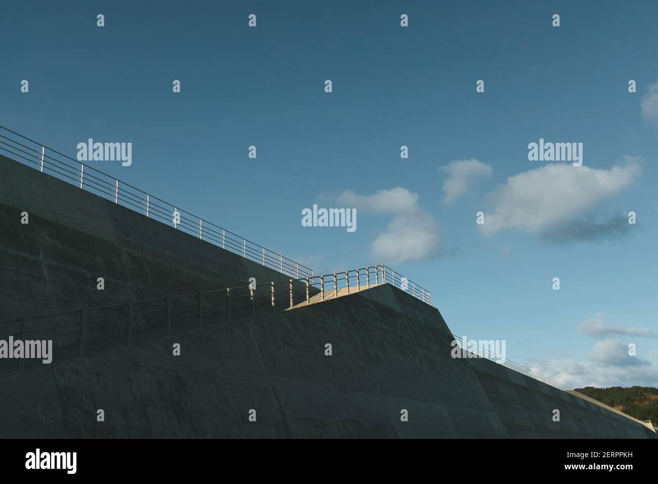 Le mura di mare nella città di Noda (una delle più alte della prefettura di Iwate con 14 metri) il 21 novembre 2020 Noda, Iwate, Giappone. Quasi 10 anni dopo il terremoto dell'M9 e lo tsunami devastante, Tohoku (Giappone del Nord Est) è protetto da un massiccio muro di mare. Dalla prefettura di Fukushima alla prefettura di Iwate, più di 300 km di barriera d'onda sono già finiti. Il muro è alto da 3 metri a 15 metri. 21 novembre 2020 Credit: Nicolas Datiche/AFLO/Alamy Live News Foto Stock