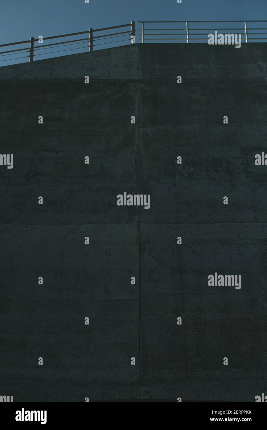 Le mura di mare nella città di Noda (una delle più alte della prefettura di Iwate con 14 metri) il 21 novembre 2020 Noda, Iwate, Giappone. Quasi 10 anni dopo il terremoto dell'M9 e lo tsunami devastante, Tohoku (Giappone del Nord Est) è protetto da un massiccio muro di mare. Dalla prefettura di Fukushima alla prefettura di Iwate, più di 300 km di barriera d'onda sono già finiti. Il muro è alto da 3 metri a 15 metri. 21 novembre 2020 Credit: Nicolas Datiche/AFLO/Alamy Live News Foto Stock