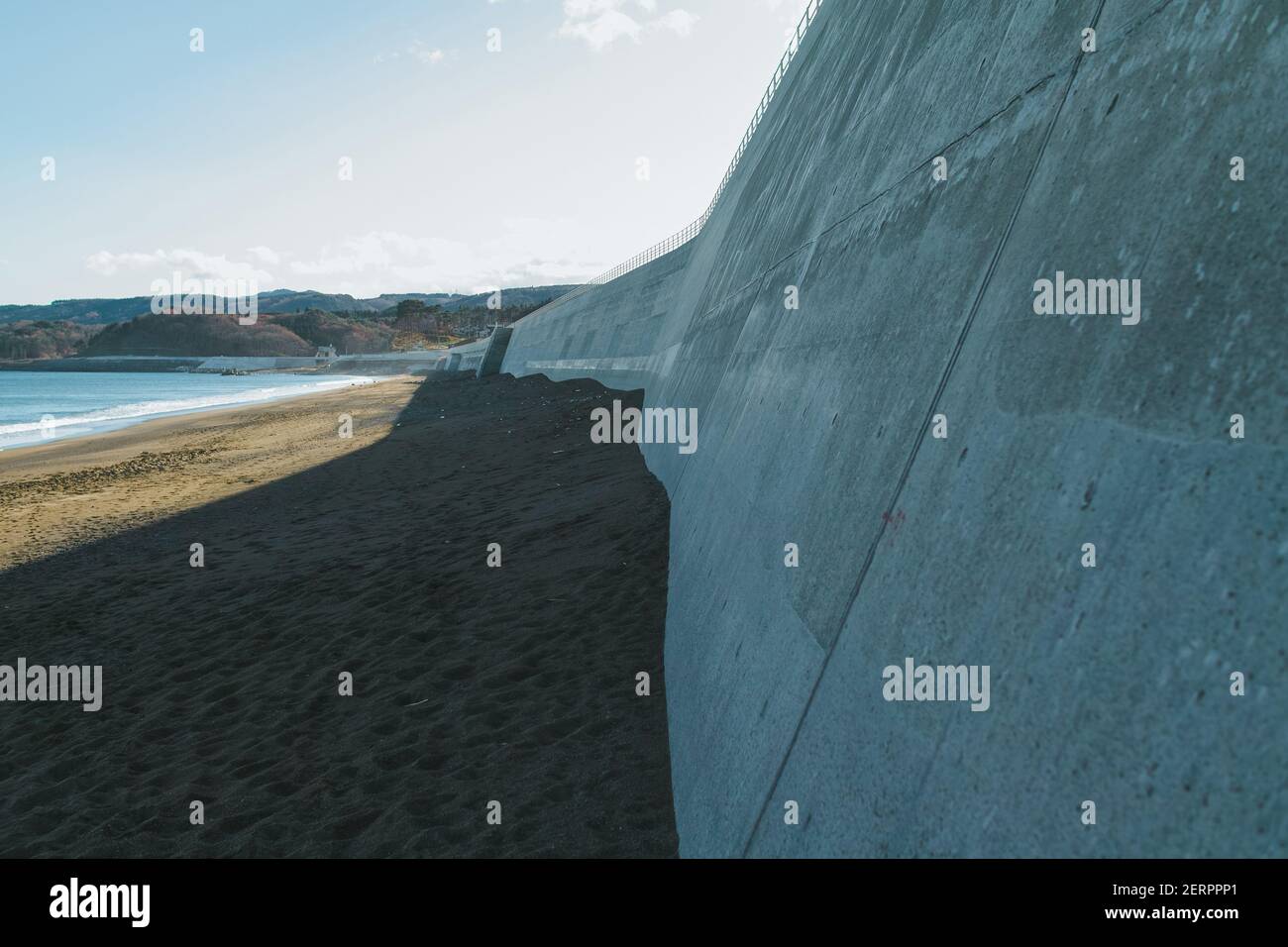 Le mura di mare nella città di Noda (una delle più alte della prefettura di Iwate con 14 metri) il 21 novembre 2020 Noda, Iwate, Giappone. Quasi 10 anni dopo il terremoto dell'M9 e lo tsunami devastante, Tohoku (Giappone del Nord Est) è protetto da un massiccio muro di mare. Dalla prefettura di Fukushima alla prefettura di Iwate, più di 300 km di barriera d'onda sono già finiti. Il muro è alto da 3 metri a 15 metri. 21 novembre 2020 Credit: Nicolas Datiche/AFLO/Alamy Live News Foto Stock