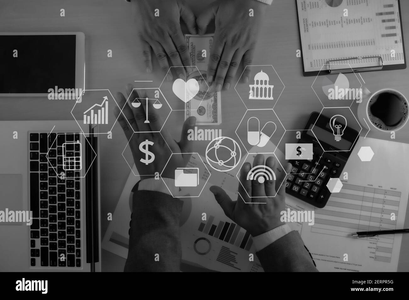 man dollari denaro corruzione analizzare crescita profitto fondi commerciali finanziari E cambio di valuta concetto di corruzione dollari degli Stati Uniti Foto Stock