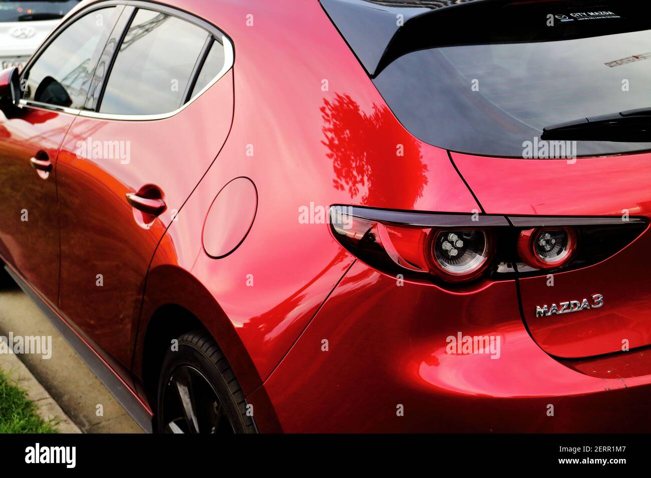 Bright Red Nuova Mazda 3 scattata da dietro su Brisbane Steet Foto Stock