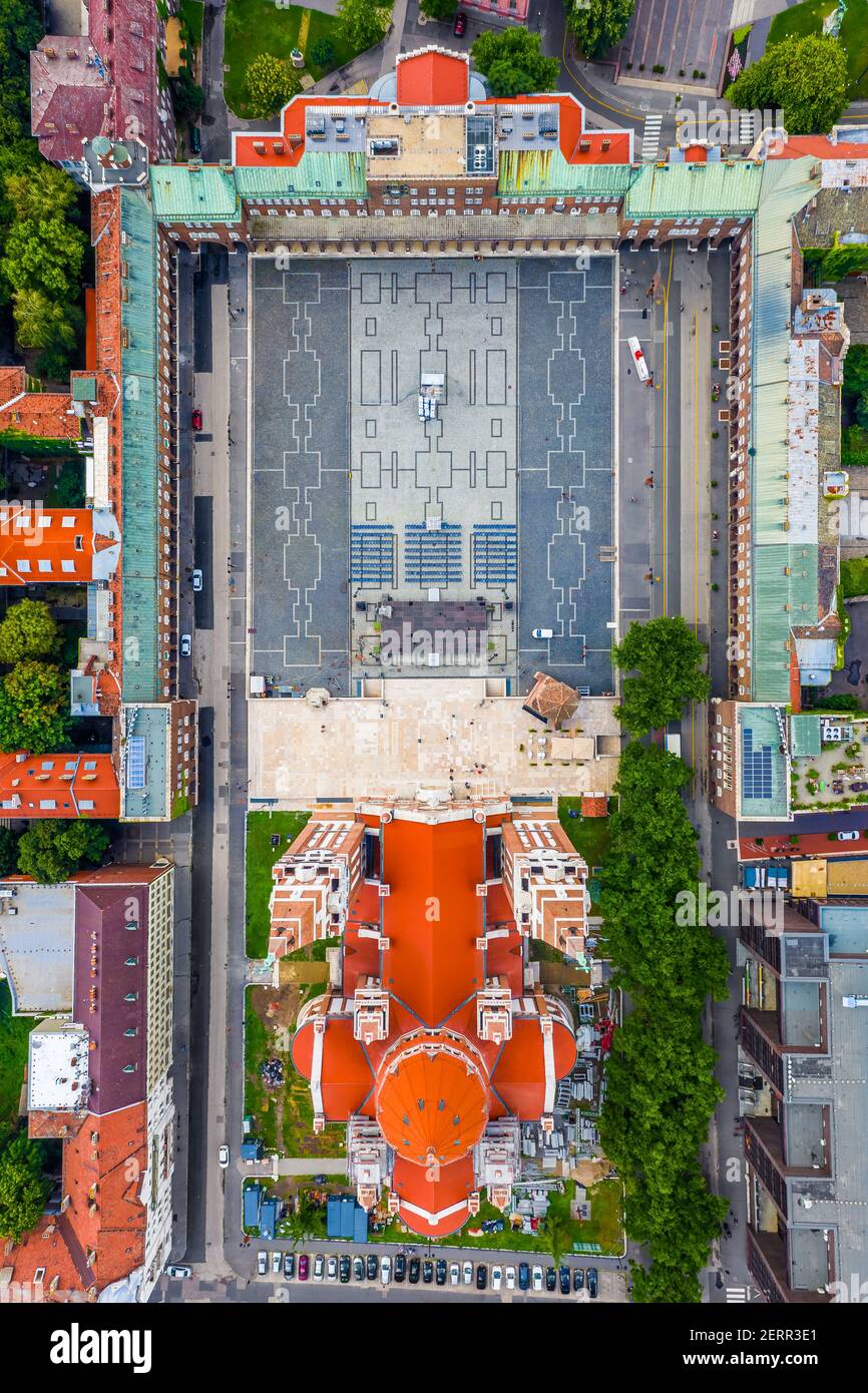 Szeged, Ungheria - veduta aerea dall'alto verso il basso della Chiesa Votiva e della Cattedrale di nostra Signora d'Ungheria (Szeged Dom) e Piazza Dom in una soleggiata giornata estiva Foto Stock