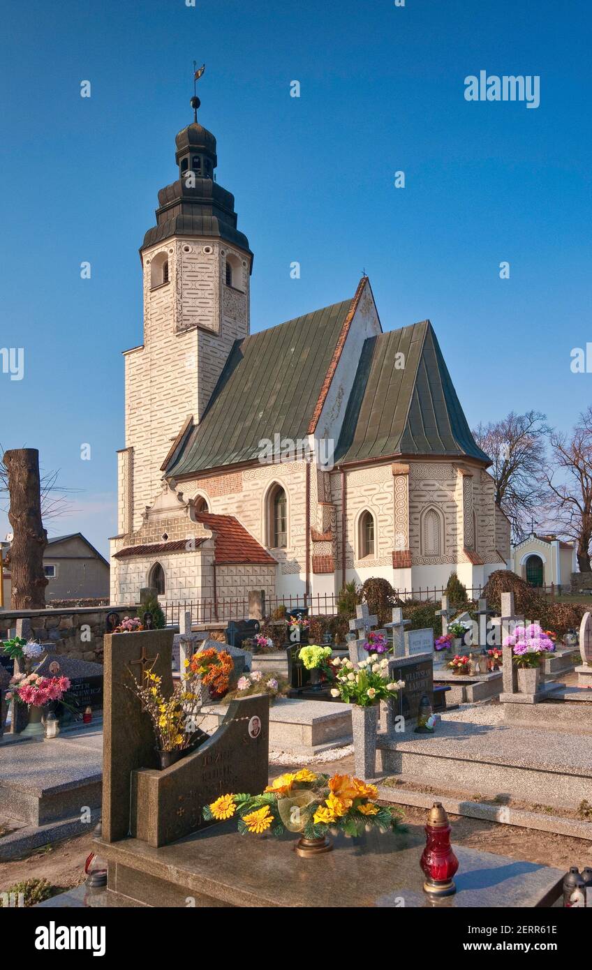 Chiesa dell'Immacolata Concezione e cimitero nel villaggio di Gałow, alla periferia di Wrocław, bassa Slesia, Polonia Foto Stock