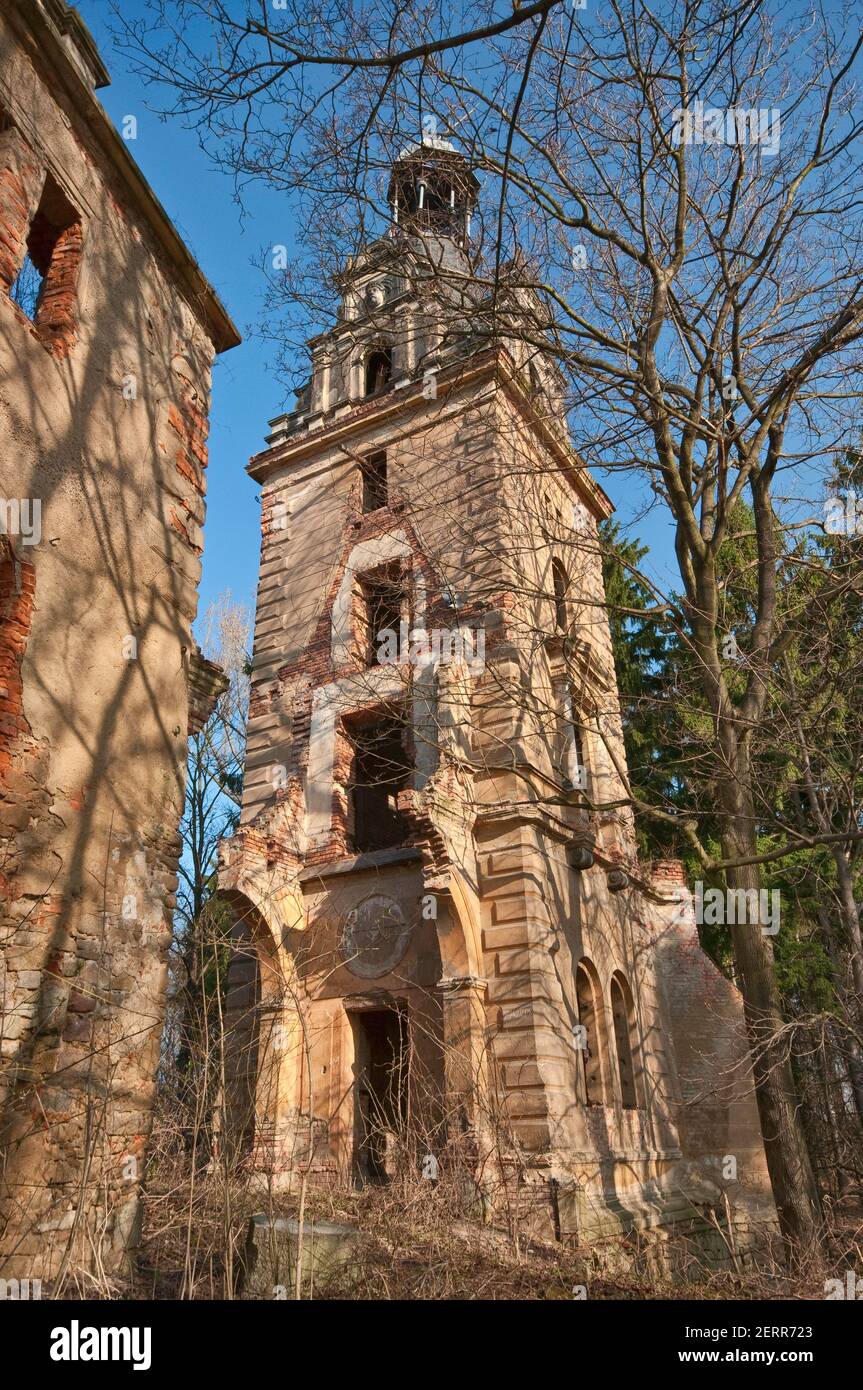 Palazzo in rovina nel villaggio di Siedlimowice vicino Swidnica, bassa Slesia, Polonia Foto Stock