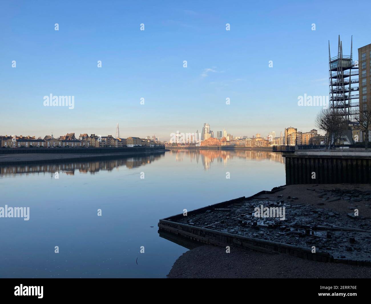 La mattina presto, la vista da Canary Wharf Riverside, Londra, Regno Unito, verso lo skyline della città di Londra durante il blocco, 2021 febbraio Foto Stock