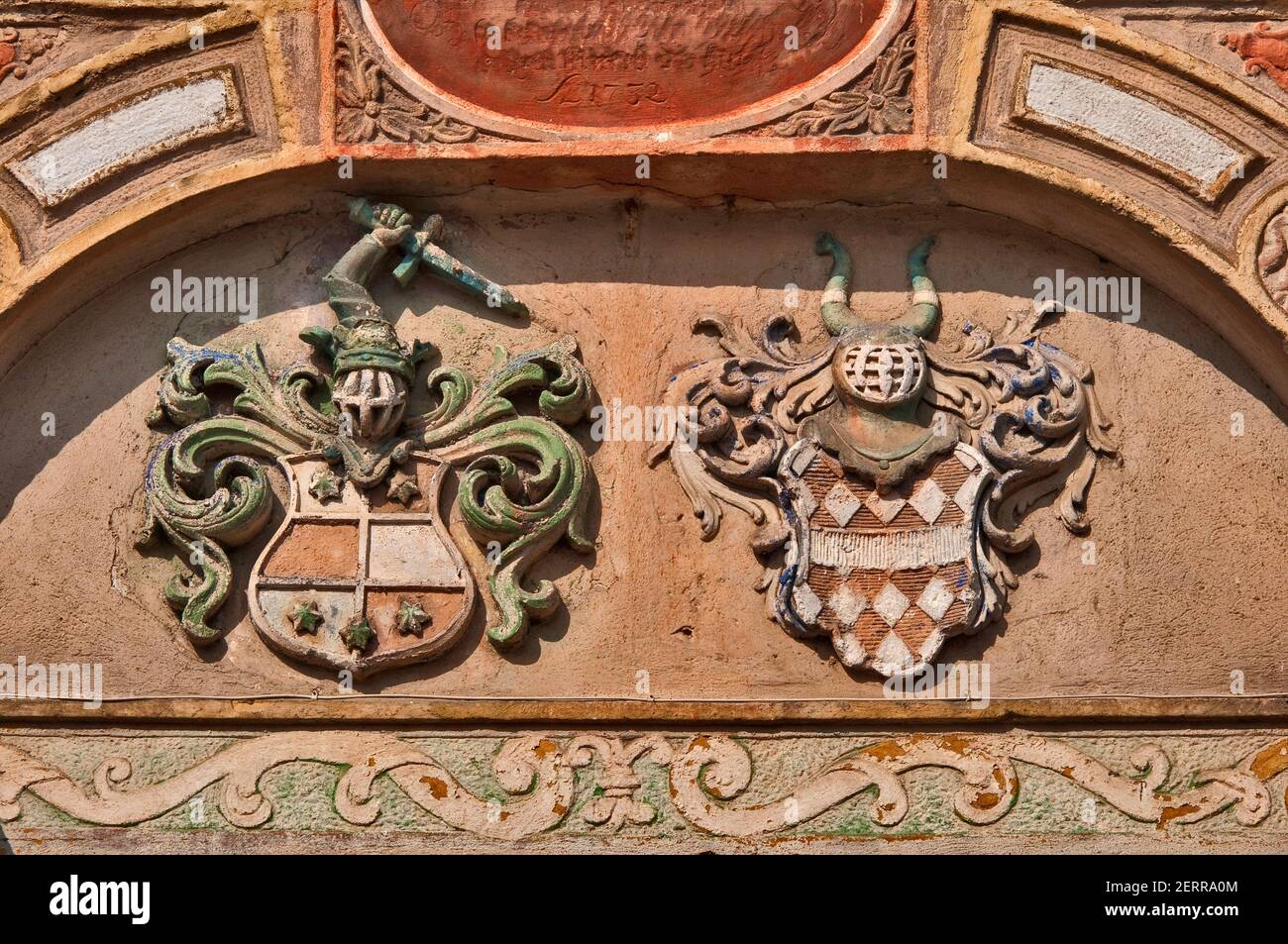 Cartouche con stemma al maniero, 1752, nel villaggio di Drzymałowice vicino Jawor, bassa Slesia, Polonia Foto Stock