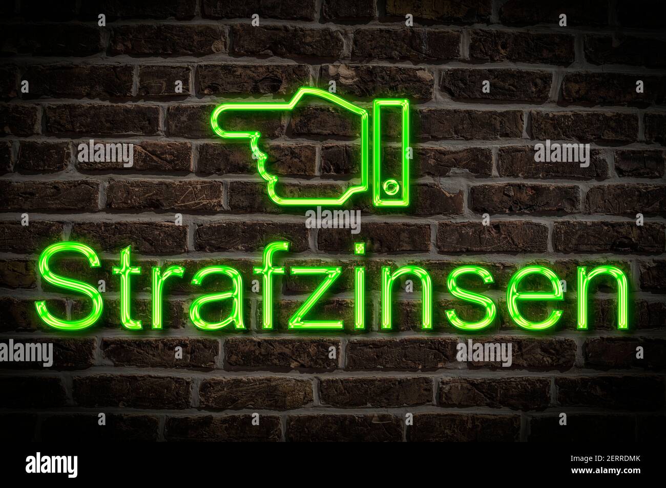Foto di dettaglio di un cartello al neon su una parete con L'iscrizione Strafzinsen (interessi di penalità) Foto Stock