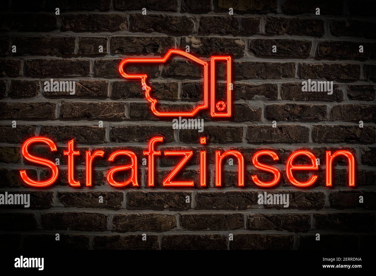 Foto di dettaglio di un cartello al neon su una parete con L'iscrizione Strafzinsen (interessi di penalità) Foto Stock