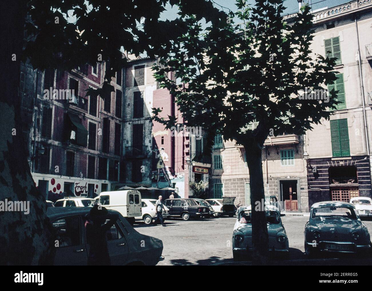 Scansione archivio di Palma Maiorca circa 1975. Placa de la Drassana, Palma con auto parcheggiate e caffè. Un dipinto murale in stile Graffiti americano. Foto Stock