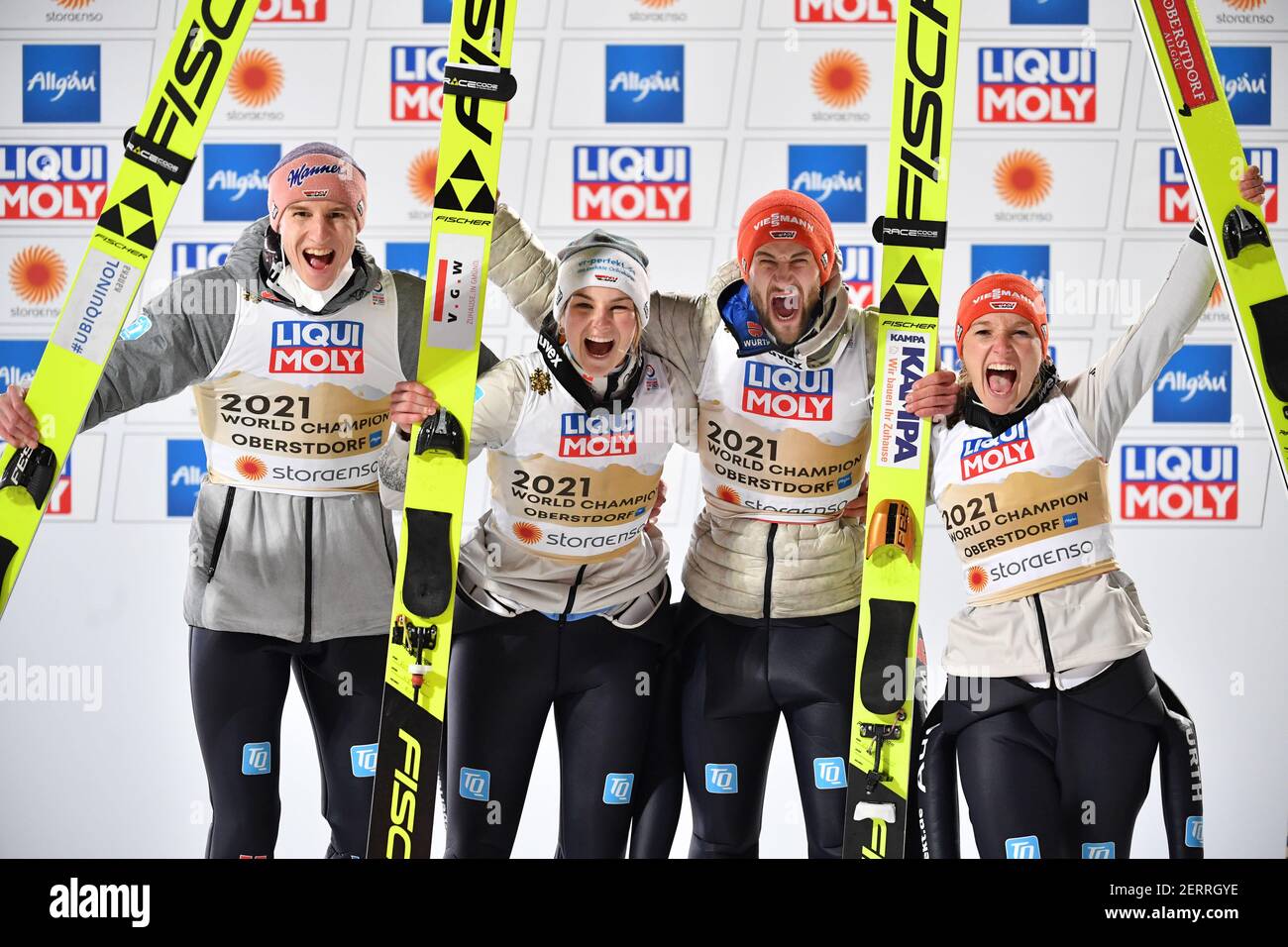 Team Germania con da sinistra: Karl GEIGER (GER), Anna RUPPRECHT, Markus EISENBICHLER (GER) e Katharina ALTHAUS giubilo, gioia, entusiasmo, vincitore, vincitore. Sci Jumping Mixed Normal Hill Team, Ski Jumping Mixed Team, Team Jumping Normal Hill FIS Nordic World Ski Championships 2021 a Oberstdorf dal 22.02.-07.03.2021. Â | utilizzo in tutto il mondo Foto Stock