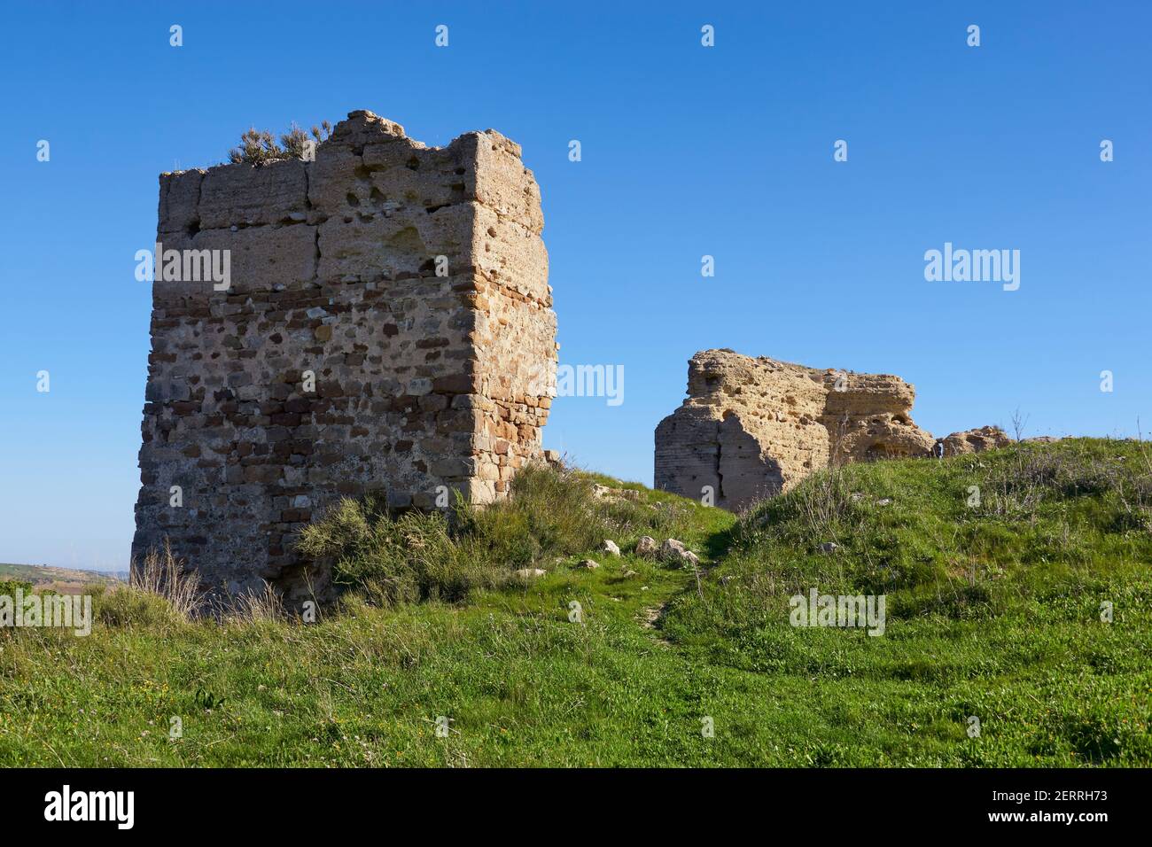 Resti del muro e del castello di Turon in Ardales, provincia di Malaga. Andalusia, Spagna. Foto Stock