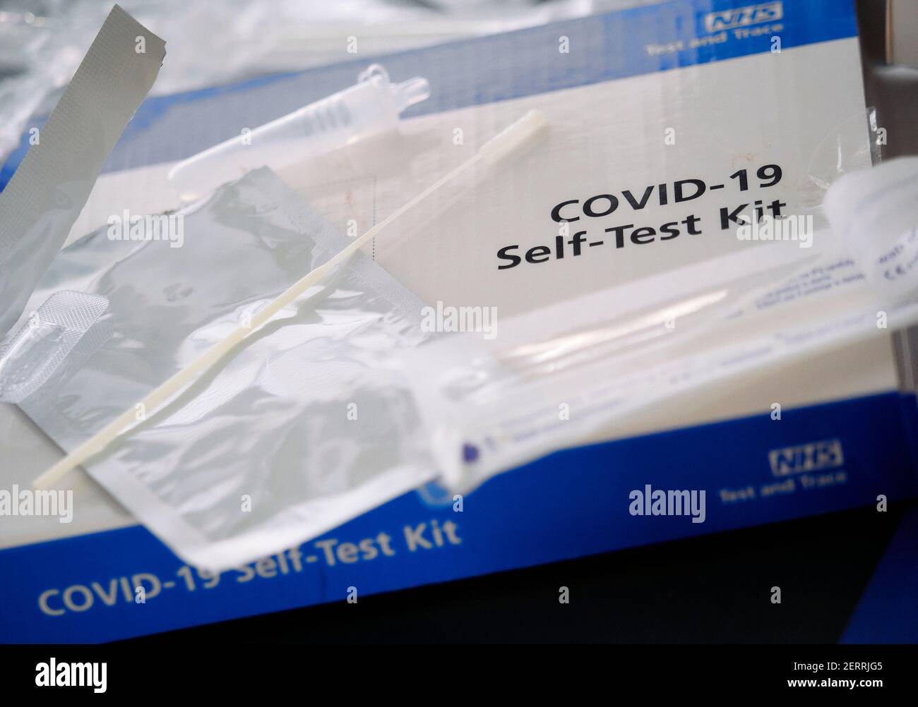 Londra, Inghilterra - 28 febbraio 2021: NHS Test and Trace Covid-19 Home Test Kit per Coronavirus utilizzando tamponi rilasciati dal governo britannico Foto Stock