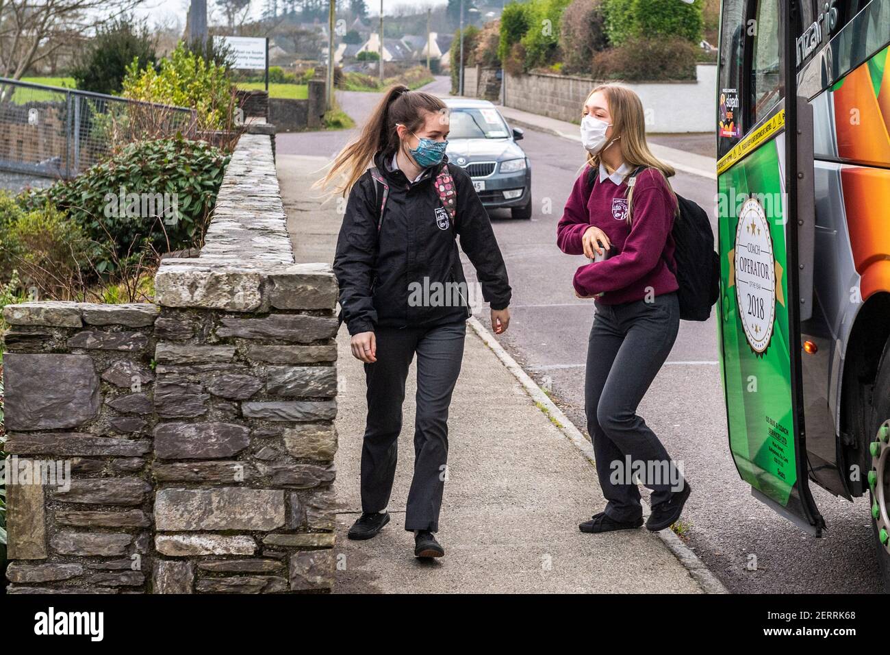 Schull, West Cork, Irlanda. 1 marzo 2021. Più di 320,000 studenti della primaria e della Cert sono tornati a scuola oggi. Le scuole sono chiuse dal 23 dicembre. Schull Community College lasciando gli alunni del Cert ha iniziato ad arrivare alla scuola a partire dalle 8.30. Credit: AG News/Alamy Live News Foto Stock