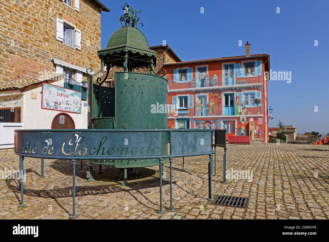 VAUX, FRANCIA, 24 febbraio 2021 : il villaggio fu fonte di ispirazione per il romanzo 'Clochemerle' nel 1937, pubblicato anche in un'edizione illustrata da A. Foto Stock