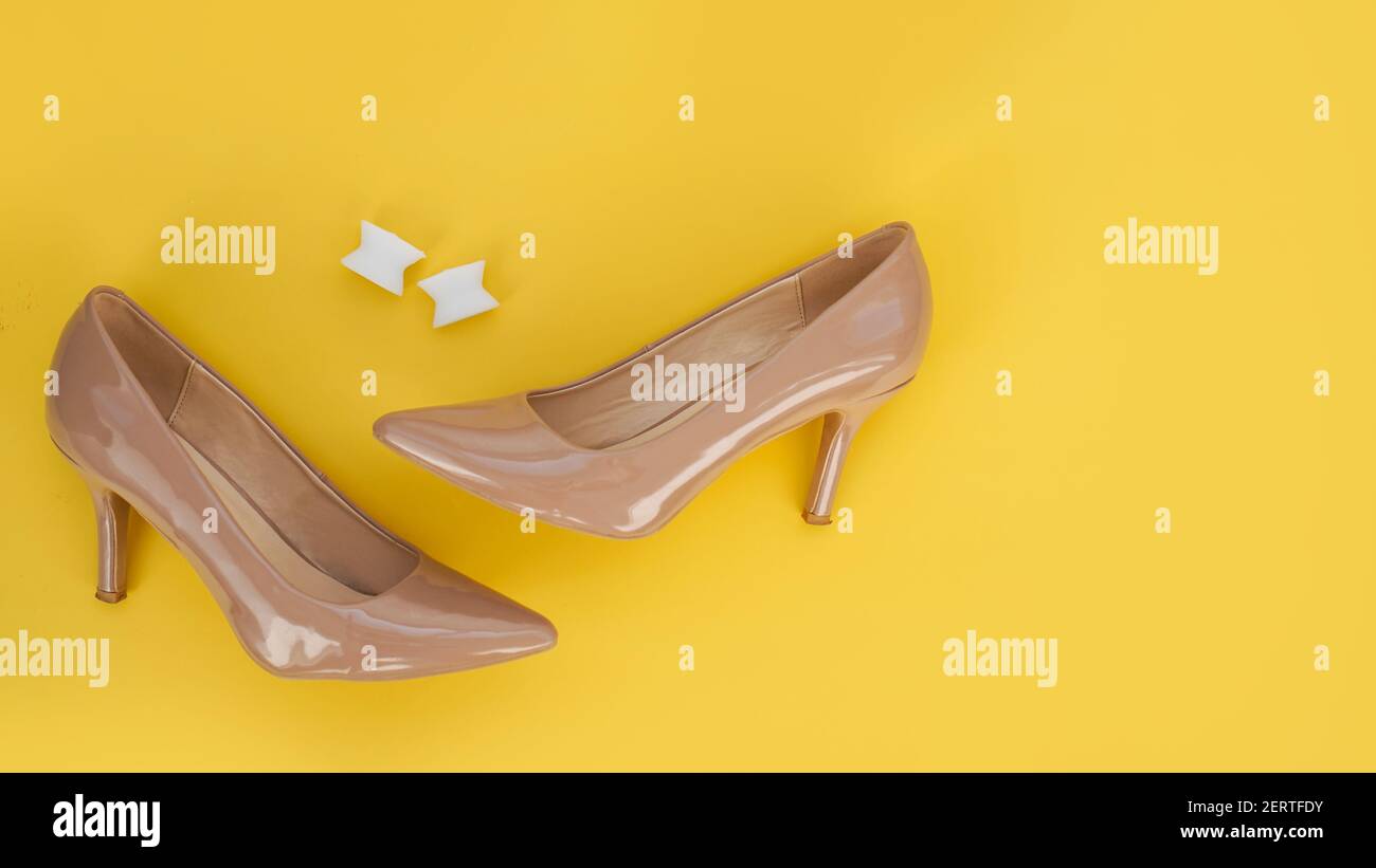 Separatore di punta in silicone per piede e pattini beige. Valgus sui piedi femminili. Prevenzione e trattamento di allux valgus Foto Stock