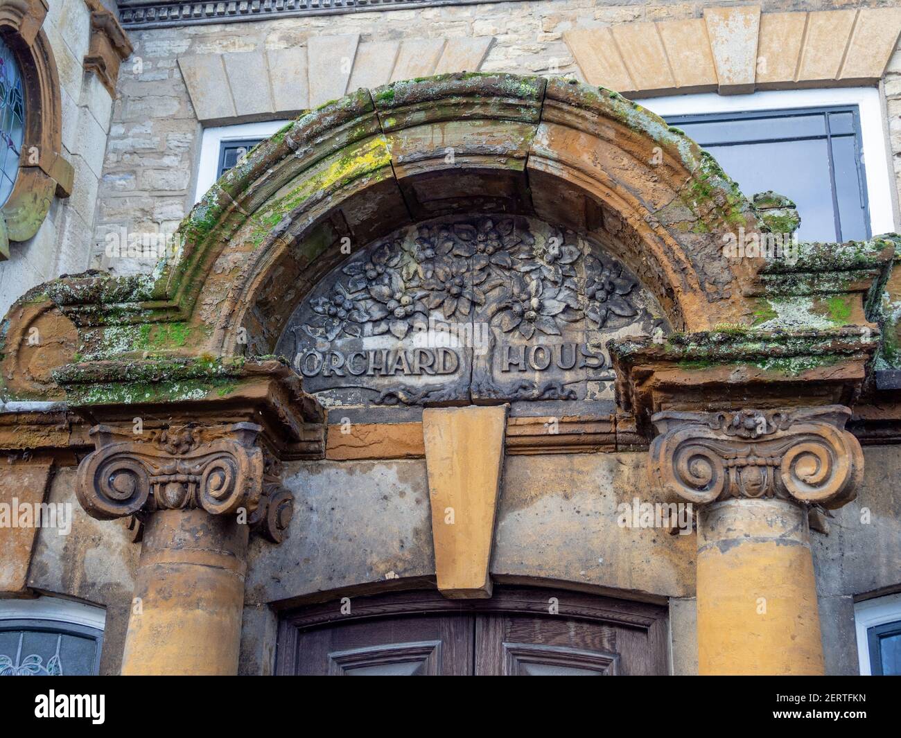 Facciata di Orchard House, Olney, Buckinghamshire, Regno Unito; convertito da due case del 18 ° secolo nel 1904 da Alexander Ellis Anderson. Foto Stock