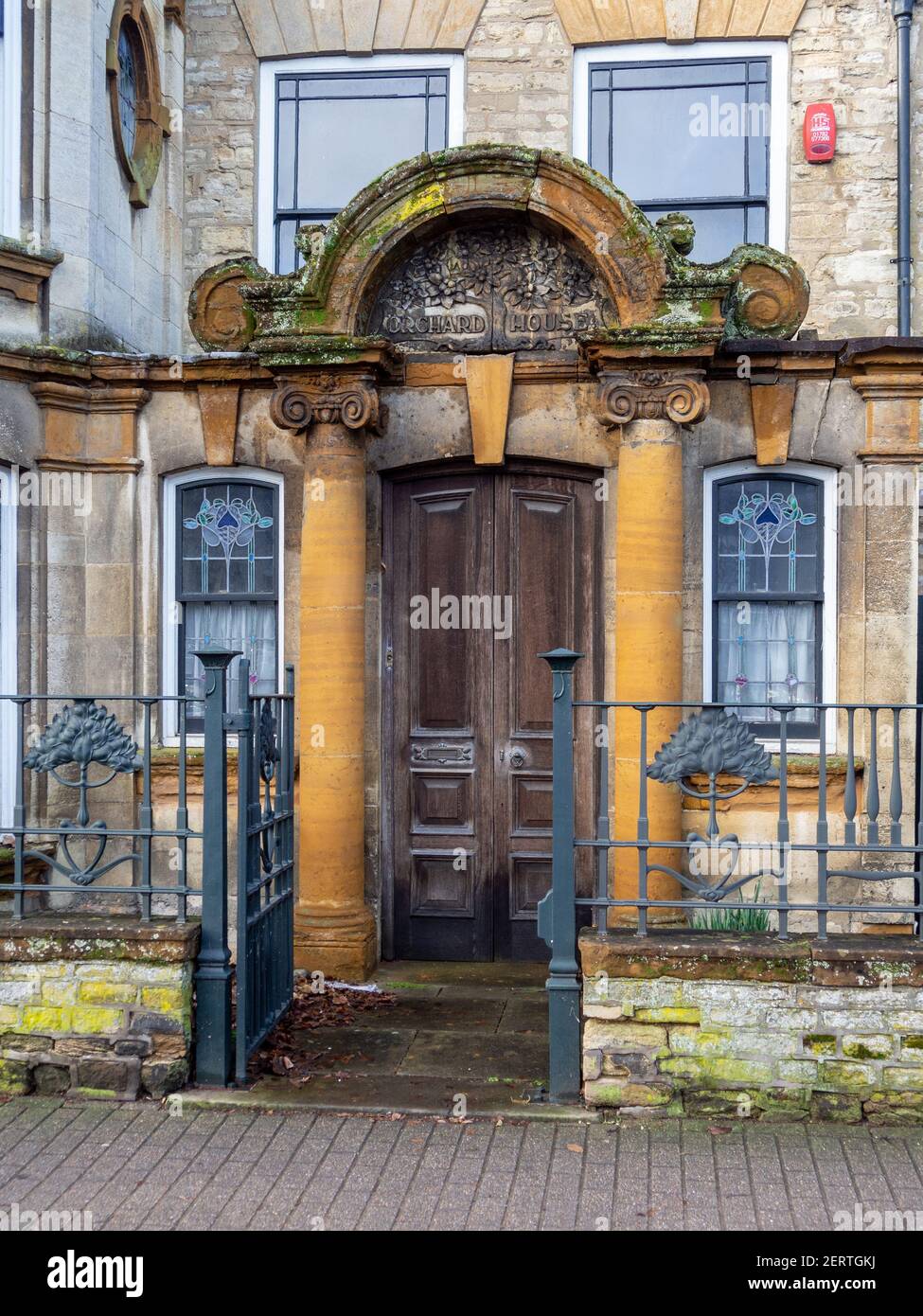 Facciata di Orchard House, Olney, Buckinghamshire, Regno Unito; convertito da due case del 18 ° secolo nel 1904 da Alexander Ellis Anderson. Foto Stock