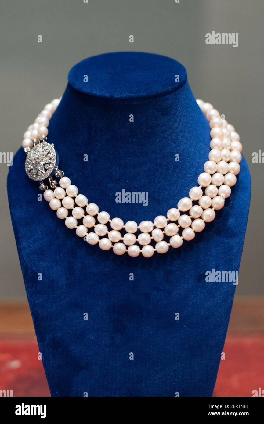 Collana di perle e diamanti naturali parte dei Gioielli di Maria Antonietta  (circa 200,000-300,000 dollari) alla Sala Stampa di Sotheby per i Gioielli  reali della Famiglia Borbone Parma il 12 ottobre 2018