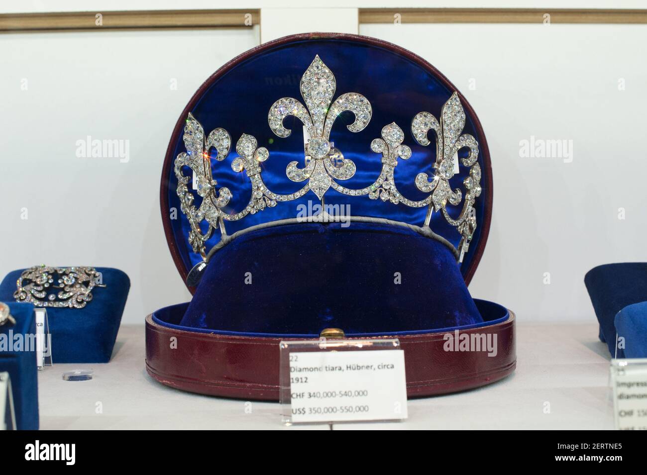 Diamond Hubbner tiara circa 1912 (circa 350,000-550,000 dollari) della  famiglia reale francese all'anteprima stampa di Sotheby per i gioielli  reali della famiglia Borbone Parma il 12 ottobre 2018 a New York, New