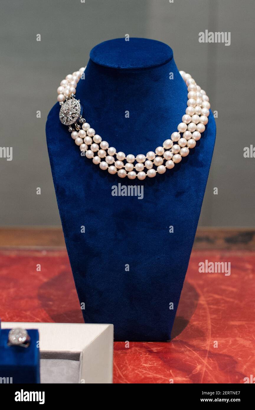 Collana di perle e diamanti naturali parte dei Gioielli di Maria Antonietta  (circa 200,000-300,000 dollari) alla Sala Stampa di Sotheby per i Gioielli  reali della Famiglia Borbone Parma il 12 ottobre 2018