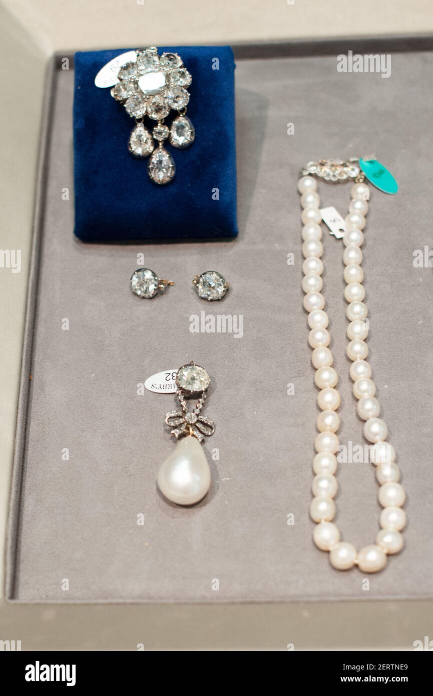In senso orario dall'alto a sinistra superbo diamante Parure (circa  300,000-500,000 dollari), fine perla naturale e collana di diamanti (circa  40,000-70,000 dollari), Perla della Regina Maria Antonietta (circa 1-2  milioni di dollari)