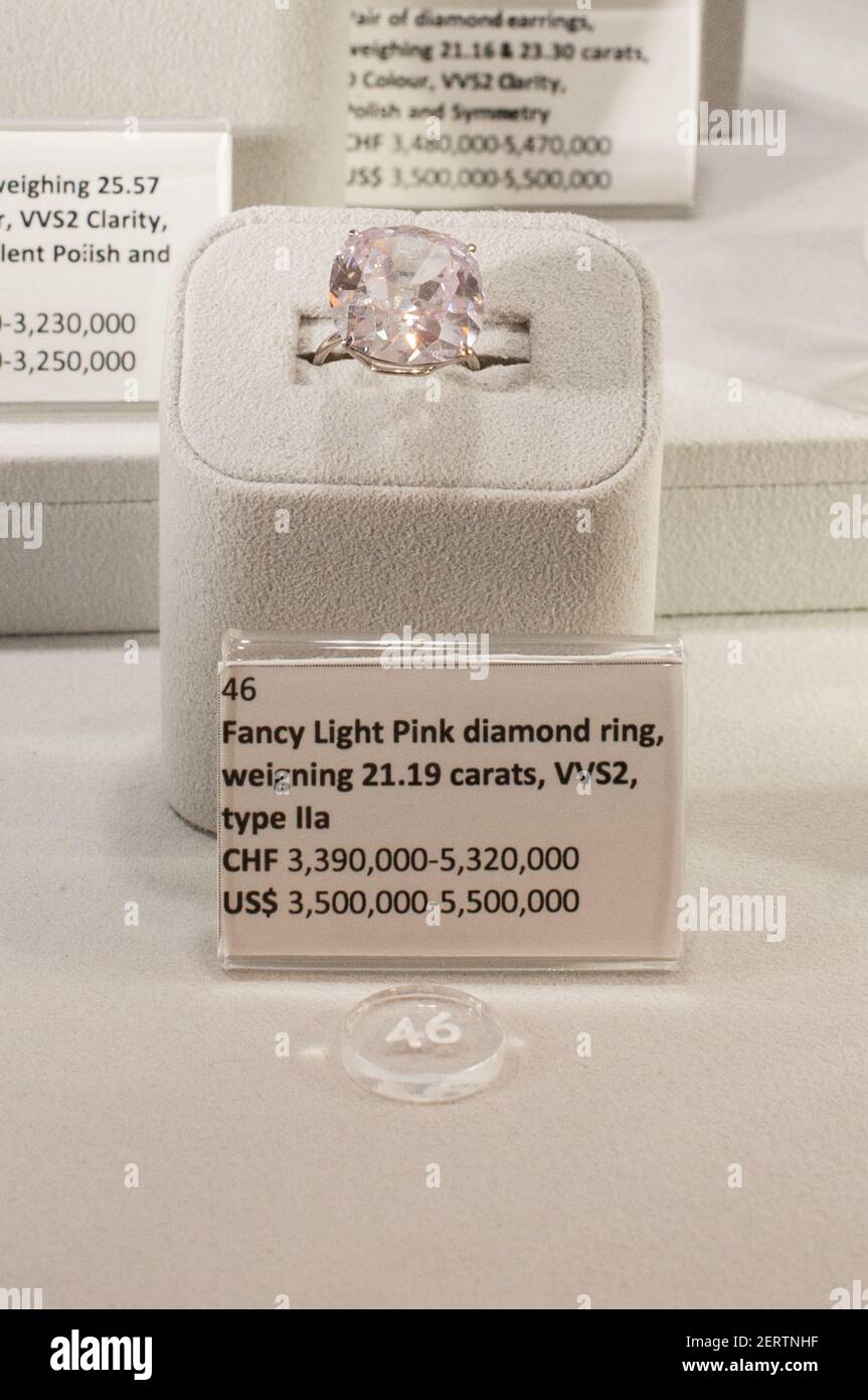 Un elegante anello di diamante rosa chiaro del peso di 21.19 carati (circa  3,500,000-5,500,000 dollari) al Sotheby's Press Preview per i reali  Gioielli della Famiglia Borbone Parma il 12 ottobre 2018 a