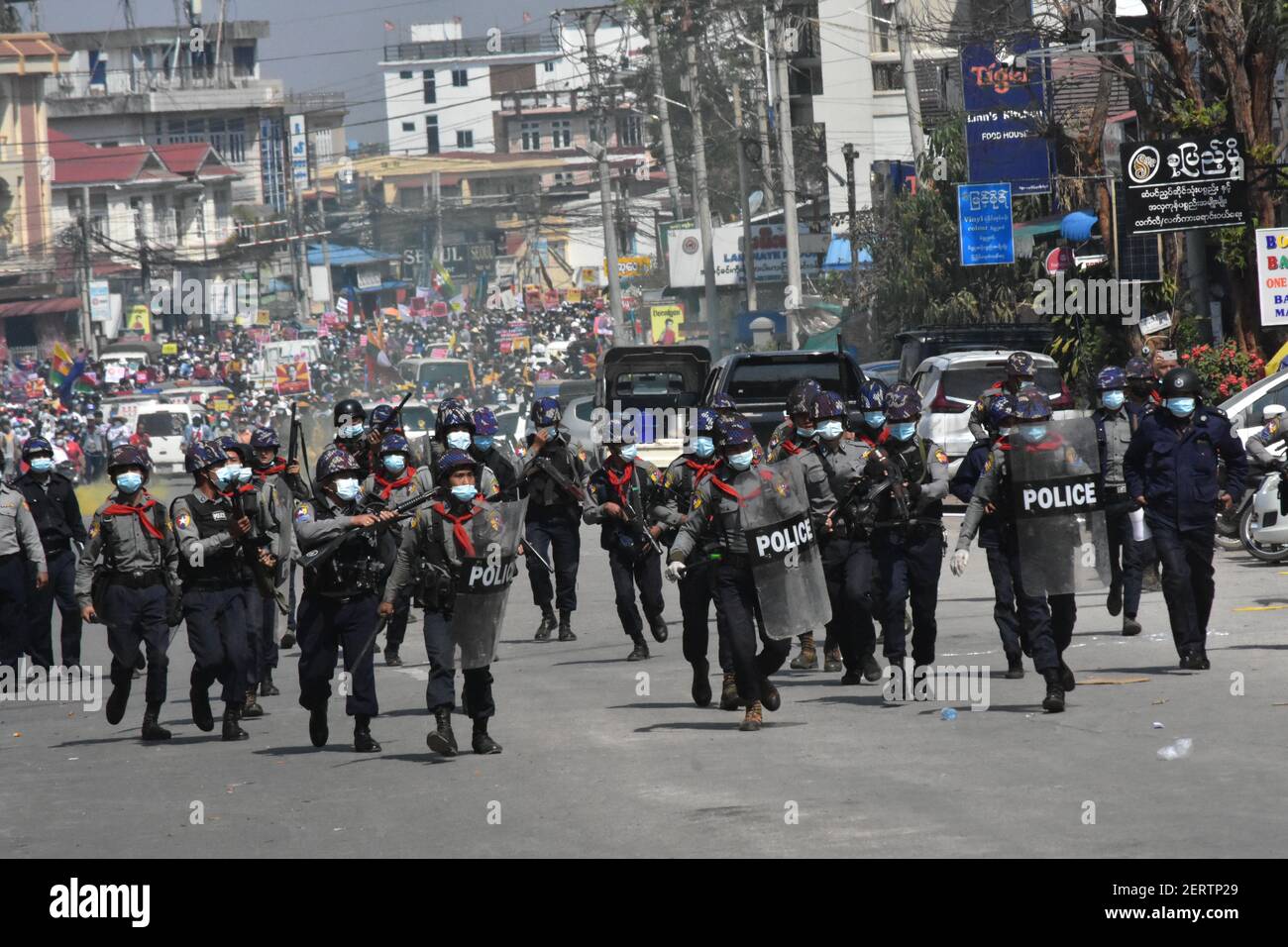 Le forze armate del Myanmar si schiantano contro i manifestanti pacifici (Feb 2021) Foto Stock