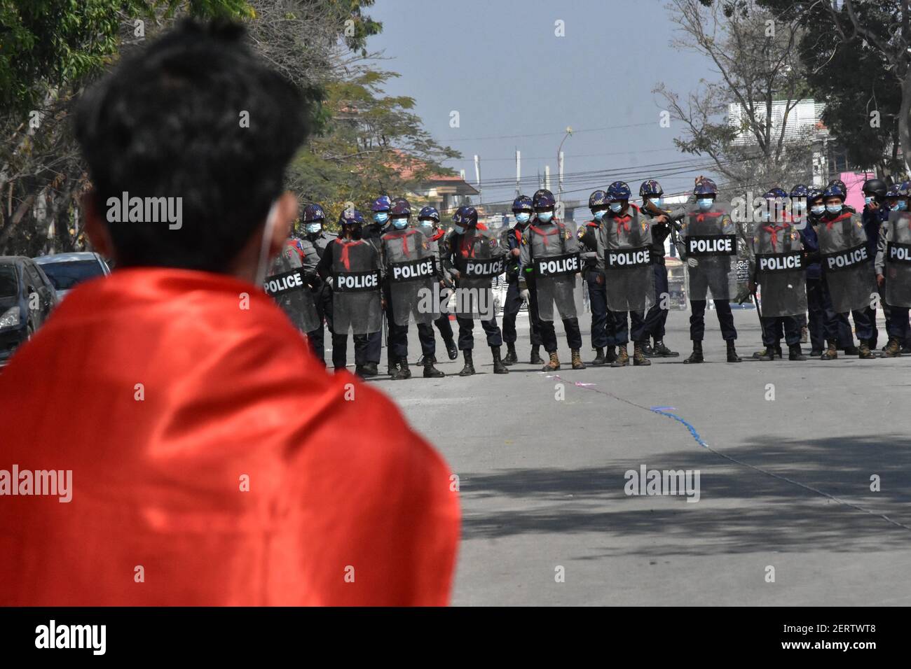 Le forze armate del Myanmar si schiantano contro i manifestanti pacifici (Feb 2021) Foto Stock