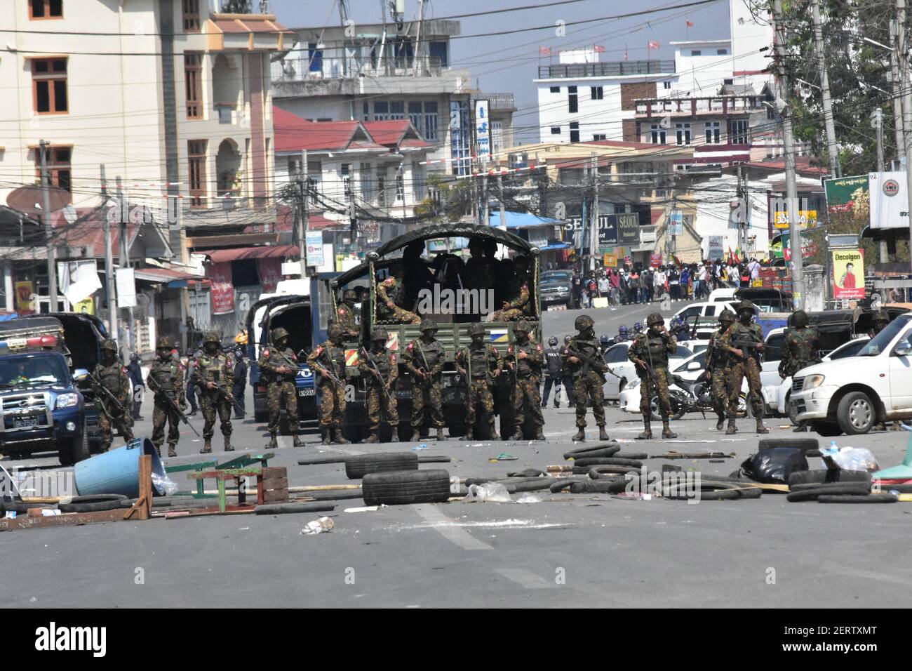 Le forze armate del Myanmar si schiantano contro i manifestanti pacifici (Feb 2021) Foto Stock