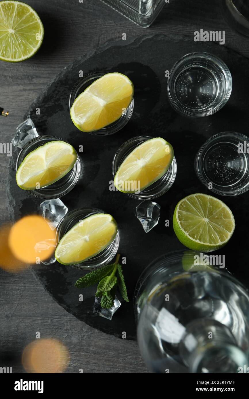 Concetto di party drink con shot di vodka e sfocato luci Foto Stock