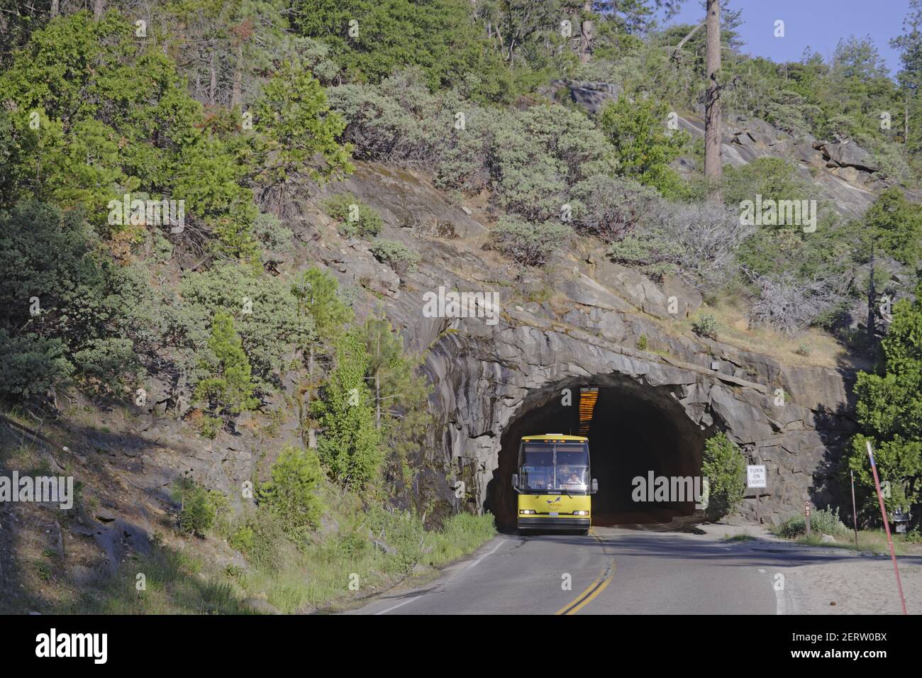 Autobus turistico che emerge dal Tunnel nel Yosemite ValleyYosemite National Park California, USA LA000529 Foto Stock