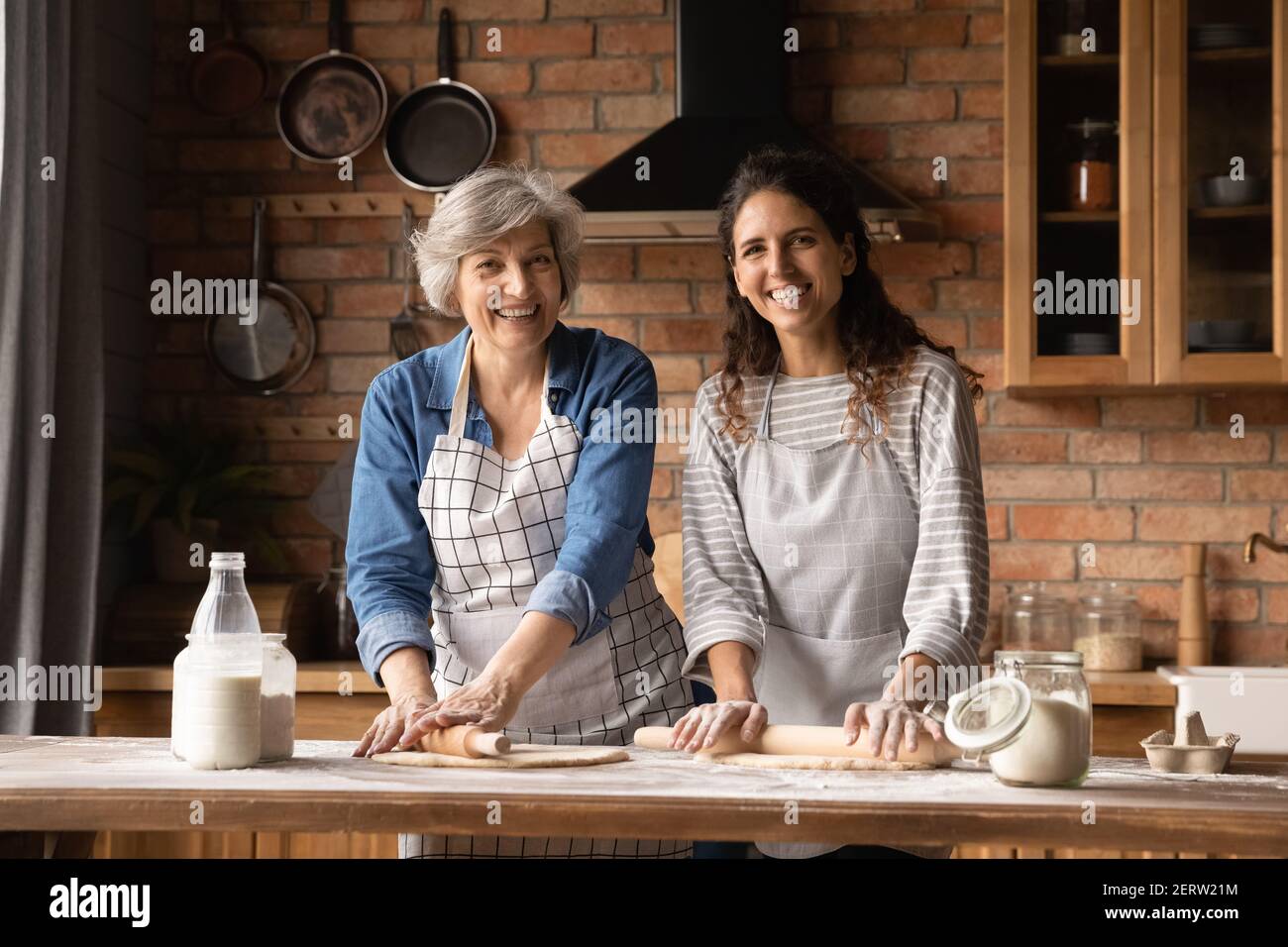 Ritratto di sorridente mamma e figlia latino che si cimano insieme Foto Stock