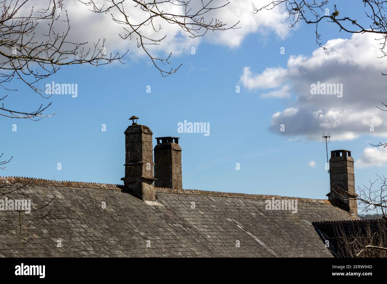 Pietre delle streghe, antichità, caratteristiche architettoniche, pila laterale anteriore con albero alto di arachlar di granito, pila assiale. Camino, carbone, industria delle costruzioni Foto Stock