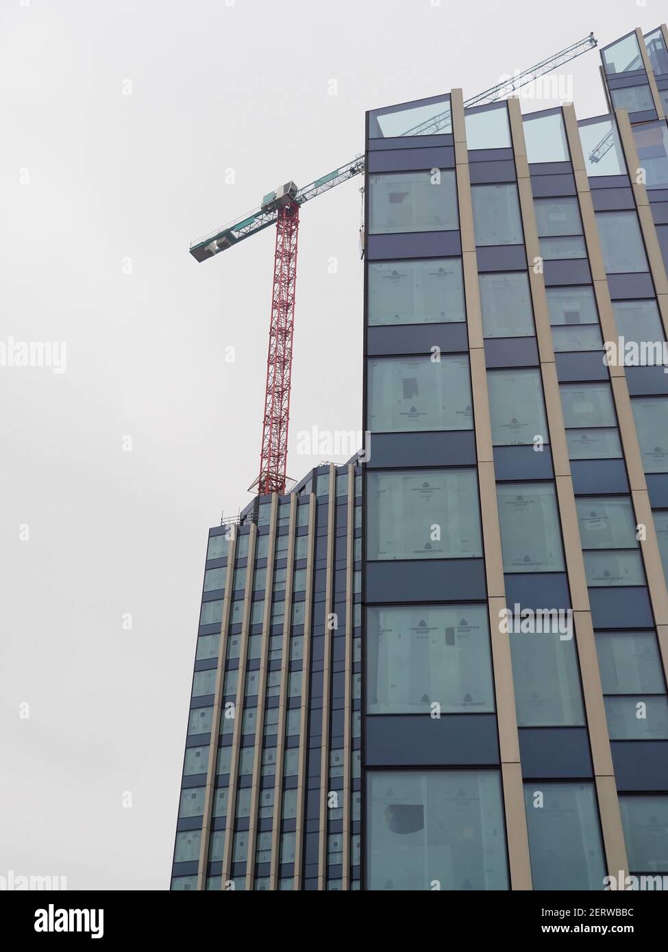 torre gru visto costruire edifici alti e moderni a Londra Foto Stock