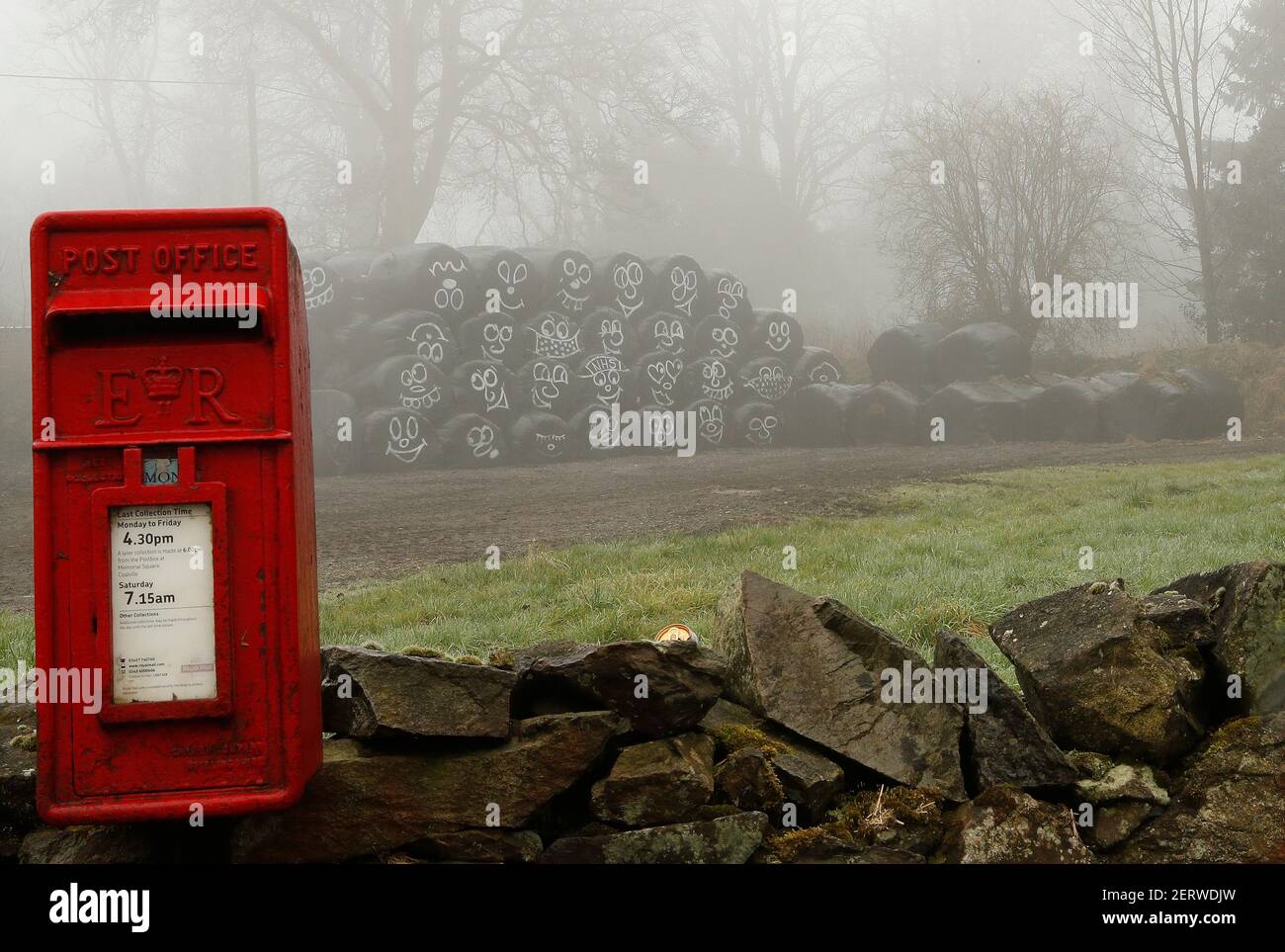 Coalville, Leicestershire, Regno Unito. 1 marzo 2021. Meteo nel Regno Unito. Una pila di insilato dipinta con i volti si erge in nebbia il primo giorno della primavera meteorologica. Credit Darren Staples/Alamy Live News. Foto Stock