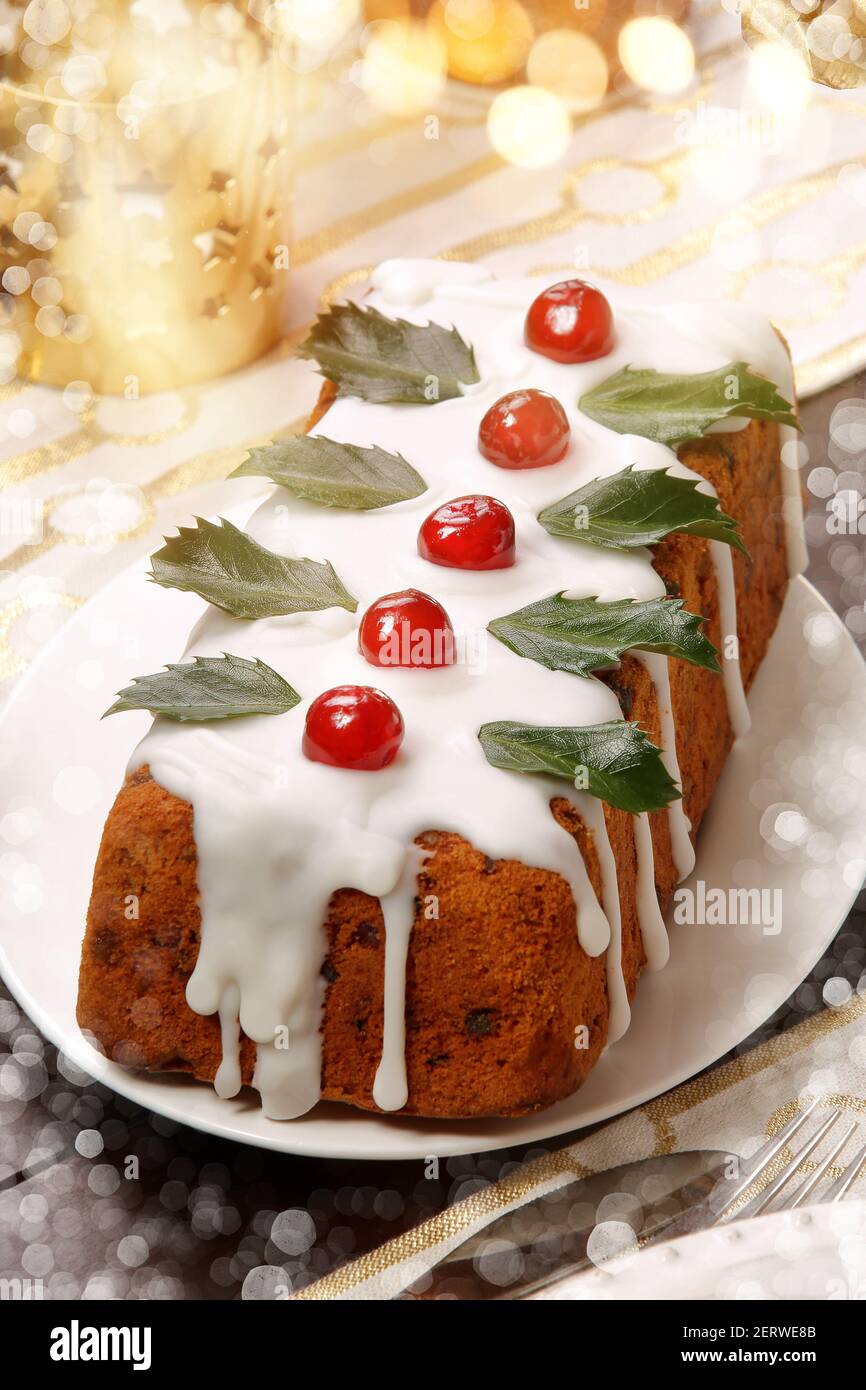 Torta di Natale con marzapane bianco sul tavolo Foto Stock